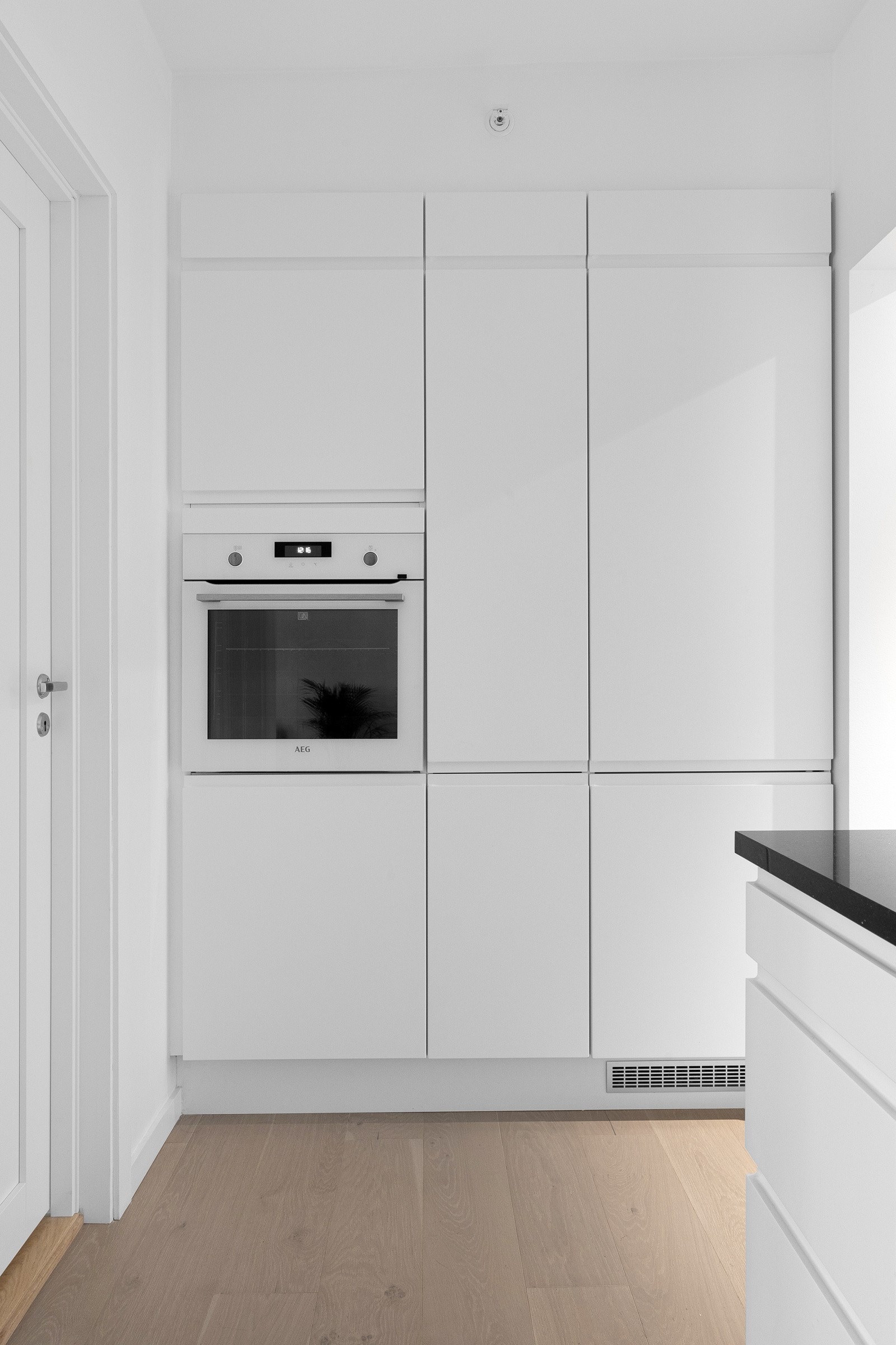 Innredningen har integrerte hvitevarer som stekeovn, koketopp, ventilator, oppvaskmaskin og kjøle-/fryseskap. Galleribilde