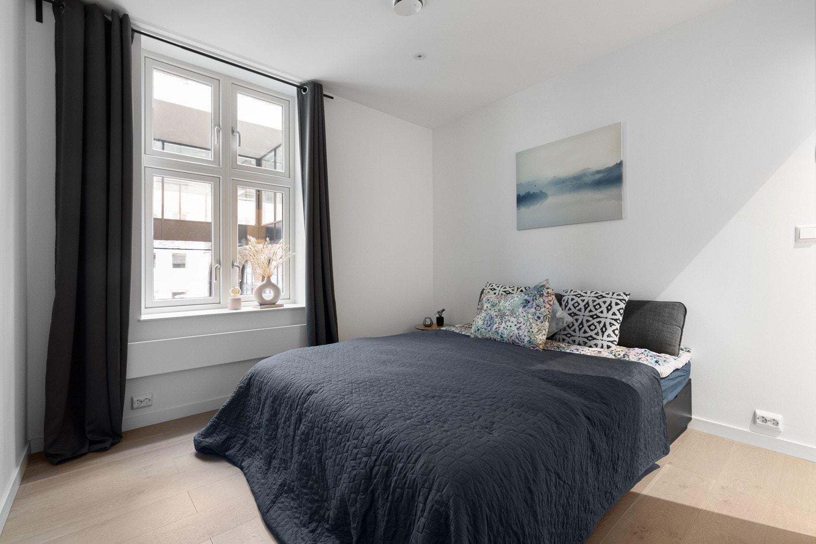 Innbydende soverom med god plass til bred dobbeltseng og nattbord. Galleribilde