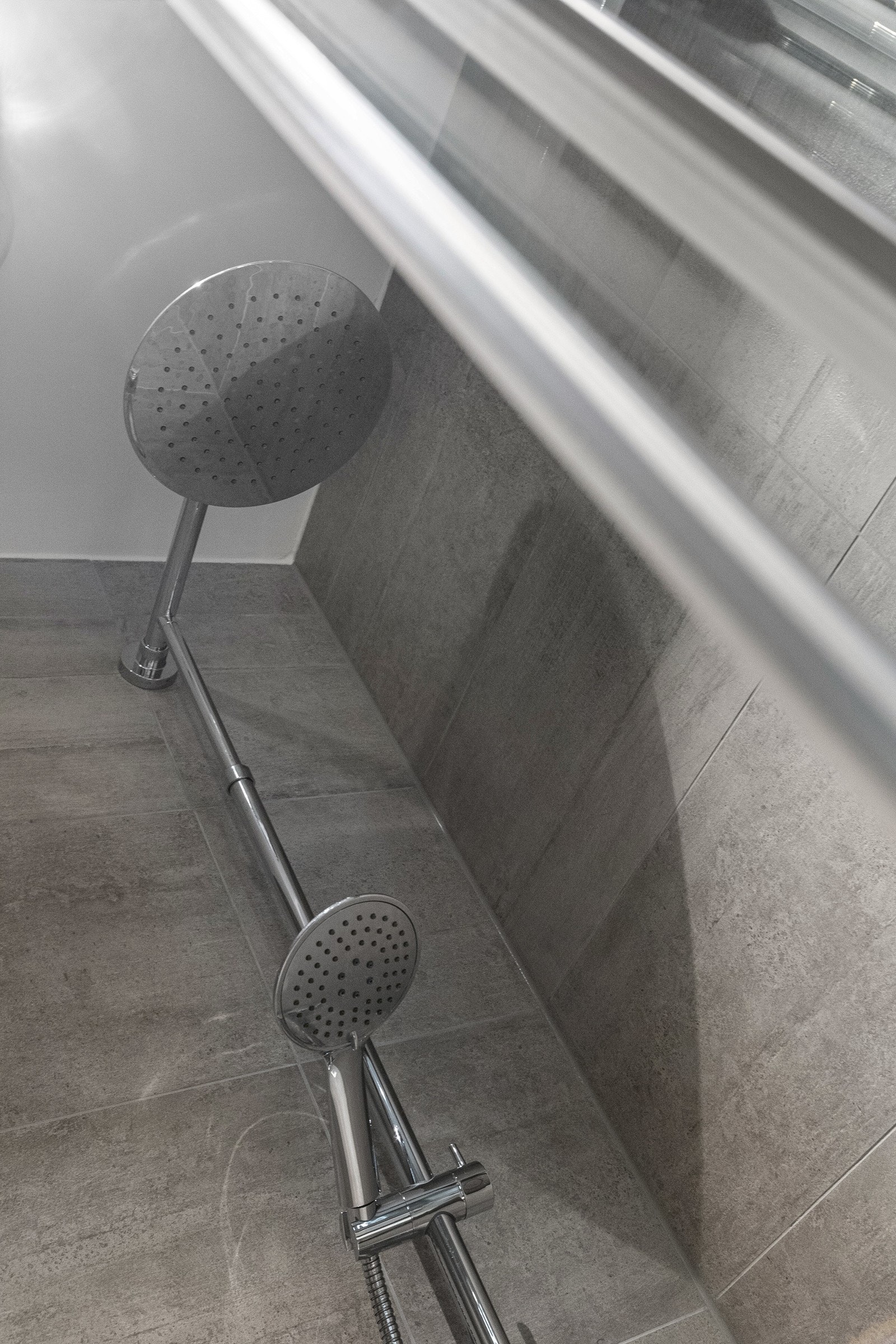 Lekkert dusjgarnityr med både regnfallsdusj og håndholdt dusj. Galleribilde