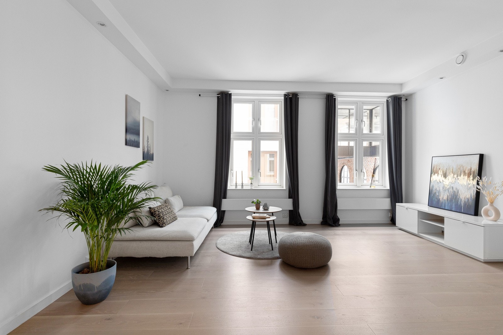 Store vindusflater sørger for godt lysinnslipp og skaper en behagelig romfølelse. Galleribilde