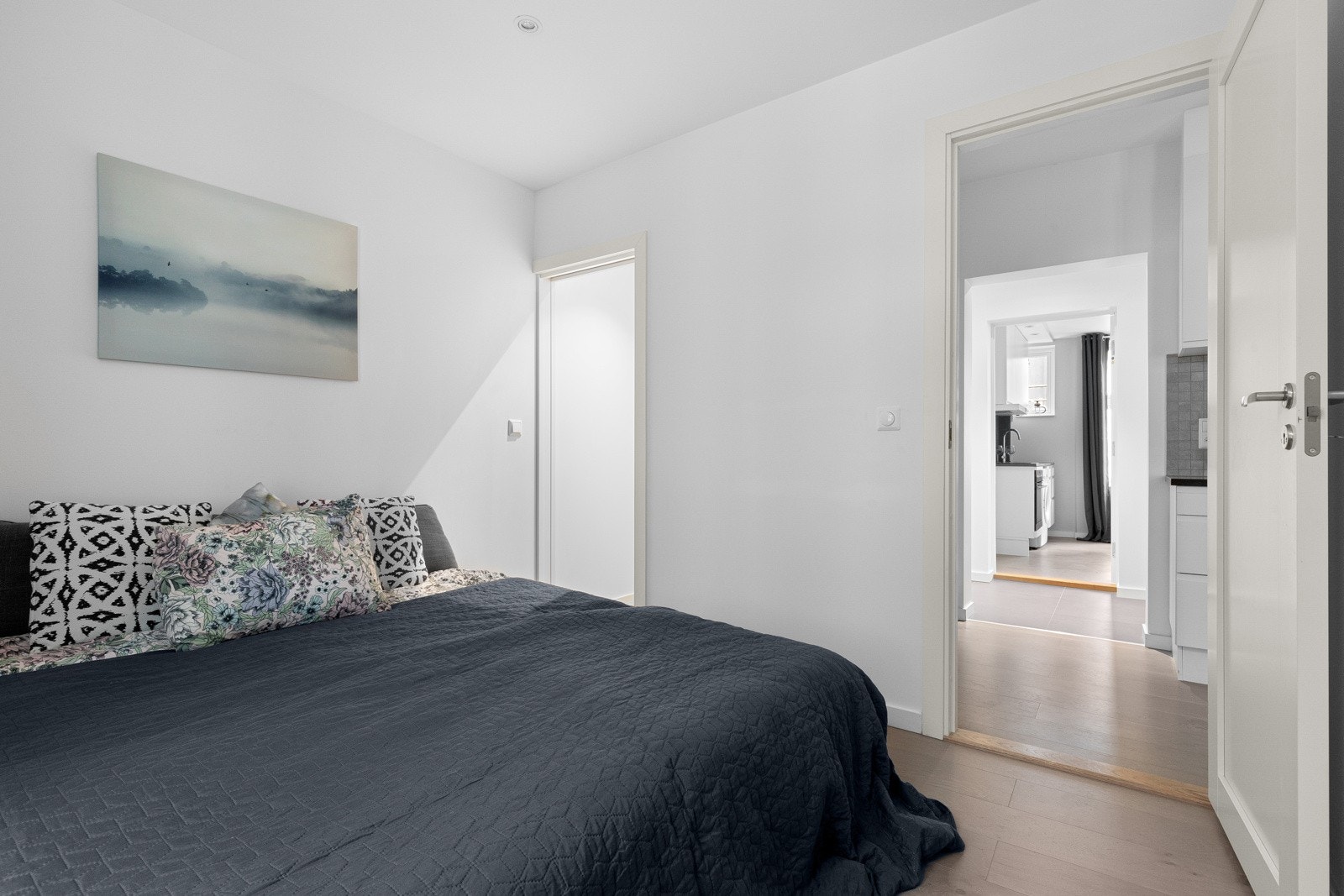 Gode oppbevaringsmuligheter i walk-in closet/bod. Galleribilde