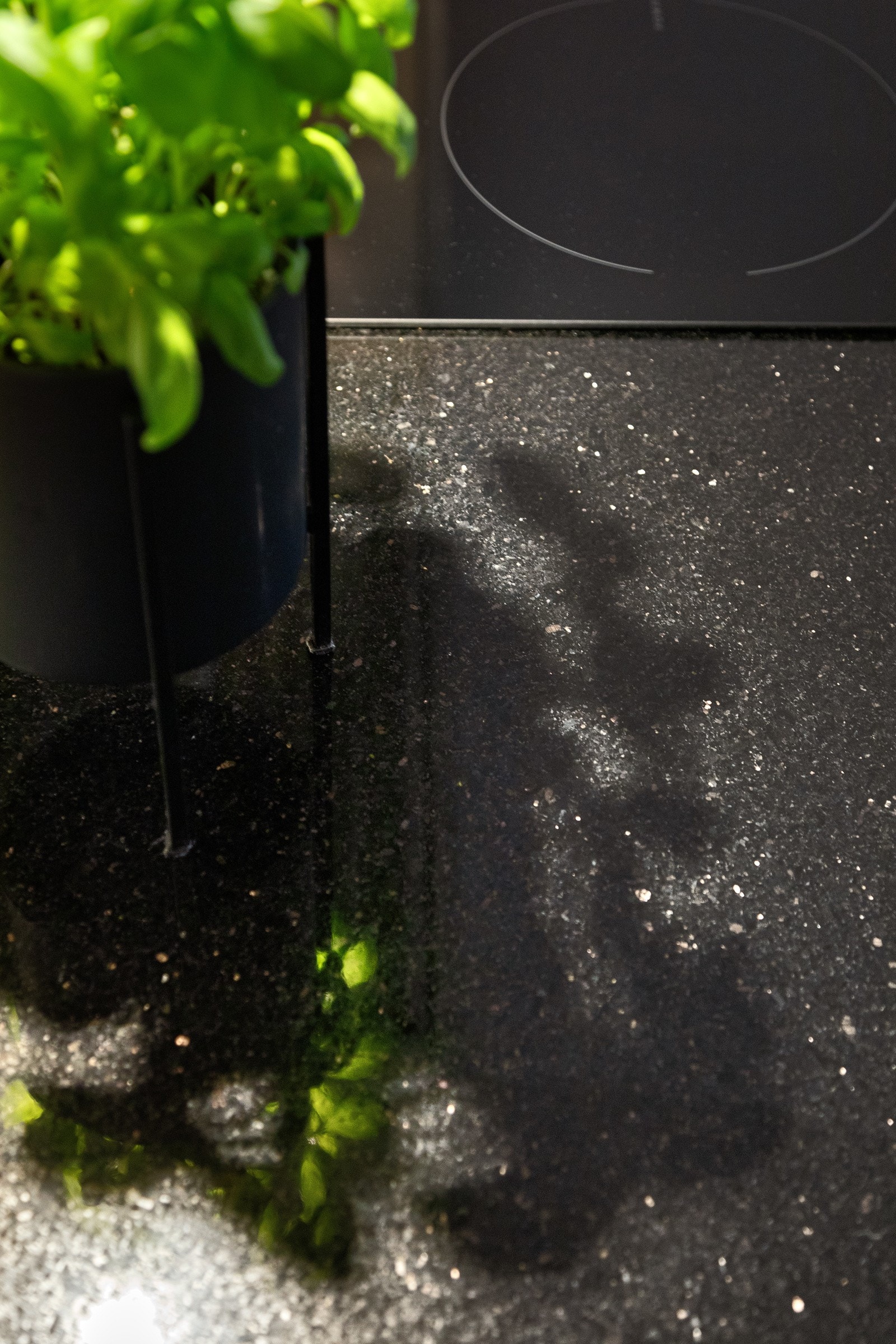 Benkeplate av steinkompositt med planlimt vask. Galleribilde