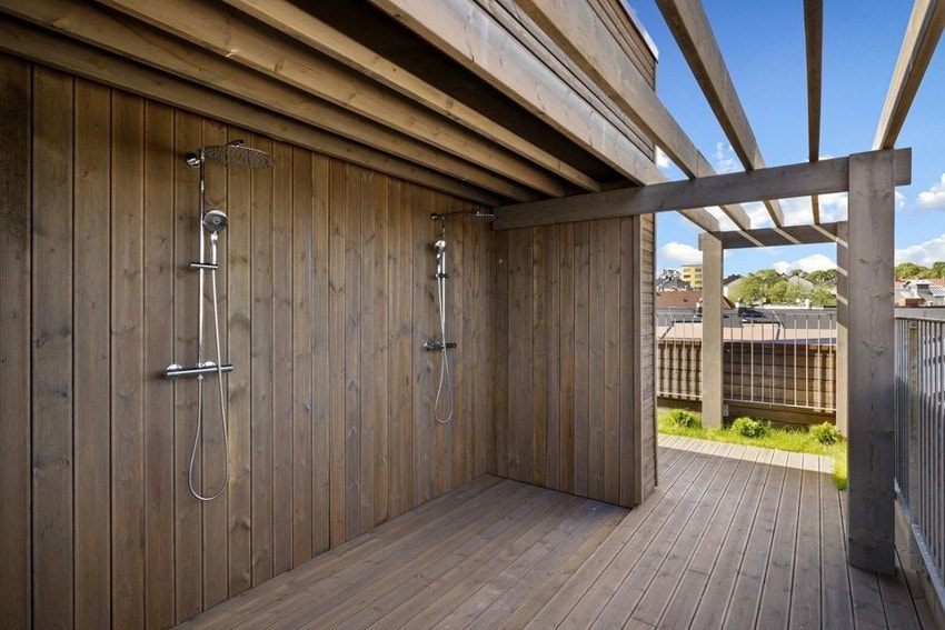 Videre er takterrassen utstyrt med utendørsdusjer, sittegrupper og solsenger. Galleribilde