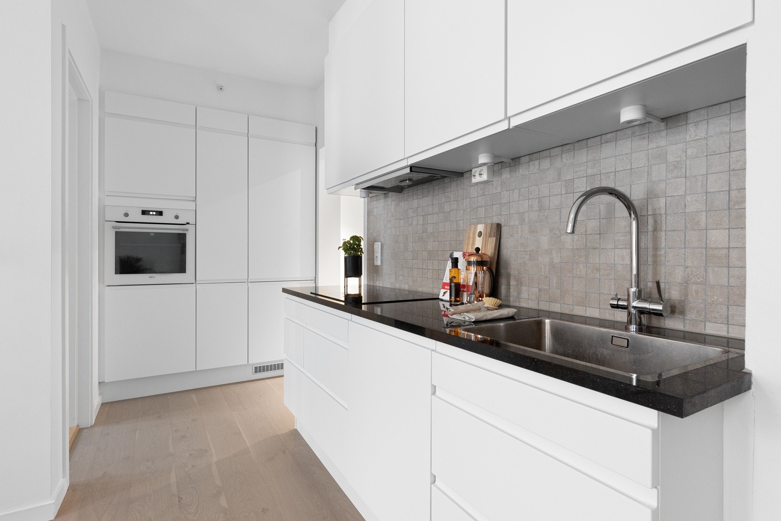 Leiligheten har en god planløsning og kan enten benyttes som en leilighet med hybeldel eller som en 3-roms med stort hovedsoverom tilknyttet eget baderom. Galleribilde