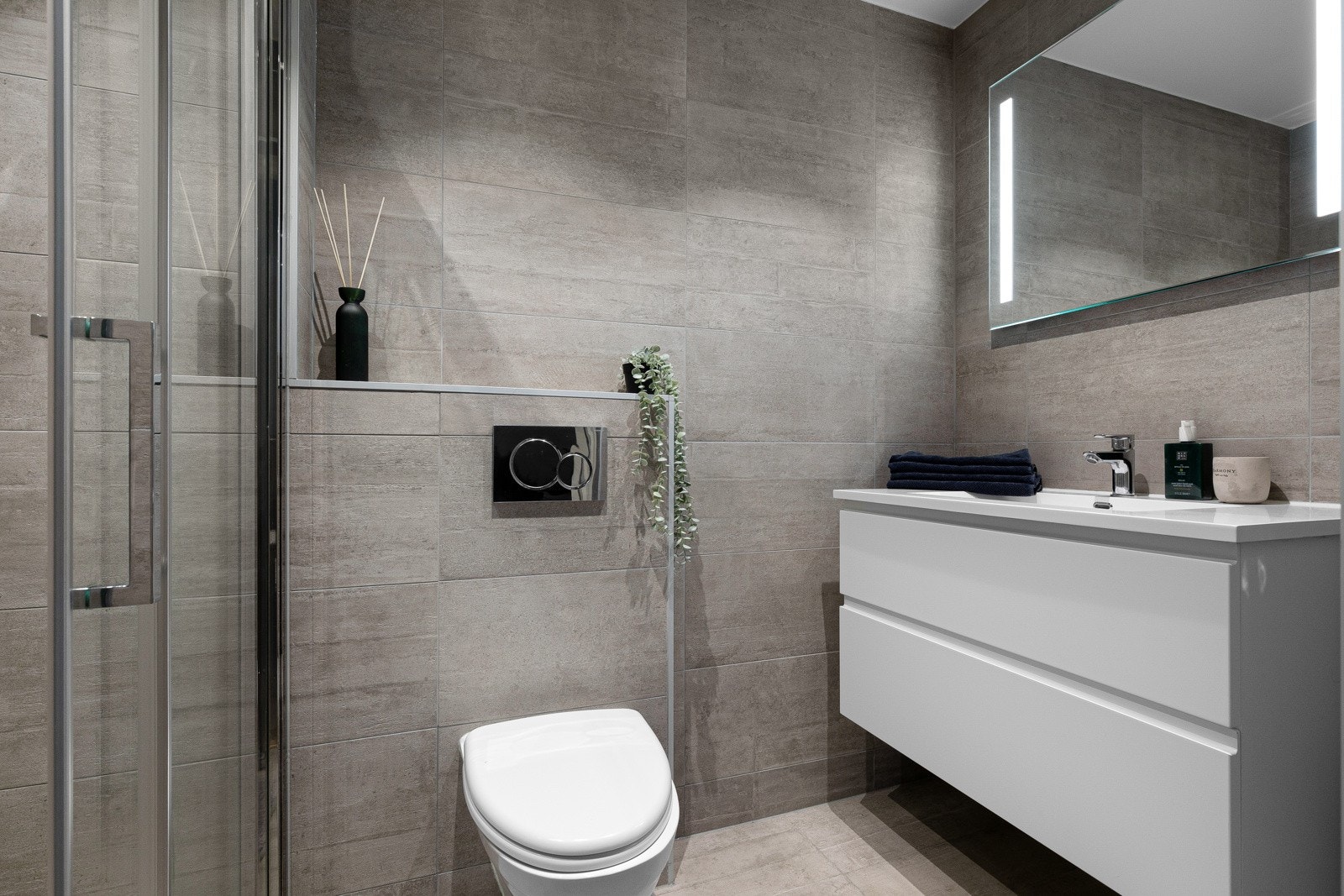 Delikat baderom som holder et tidløst design. Galleribilde