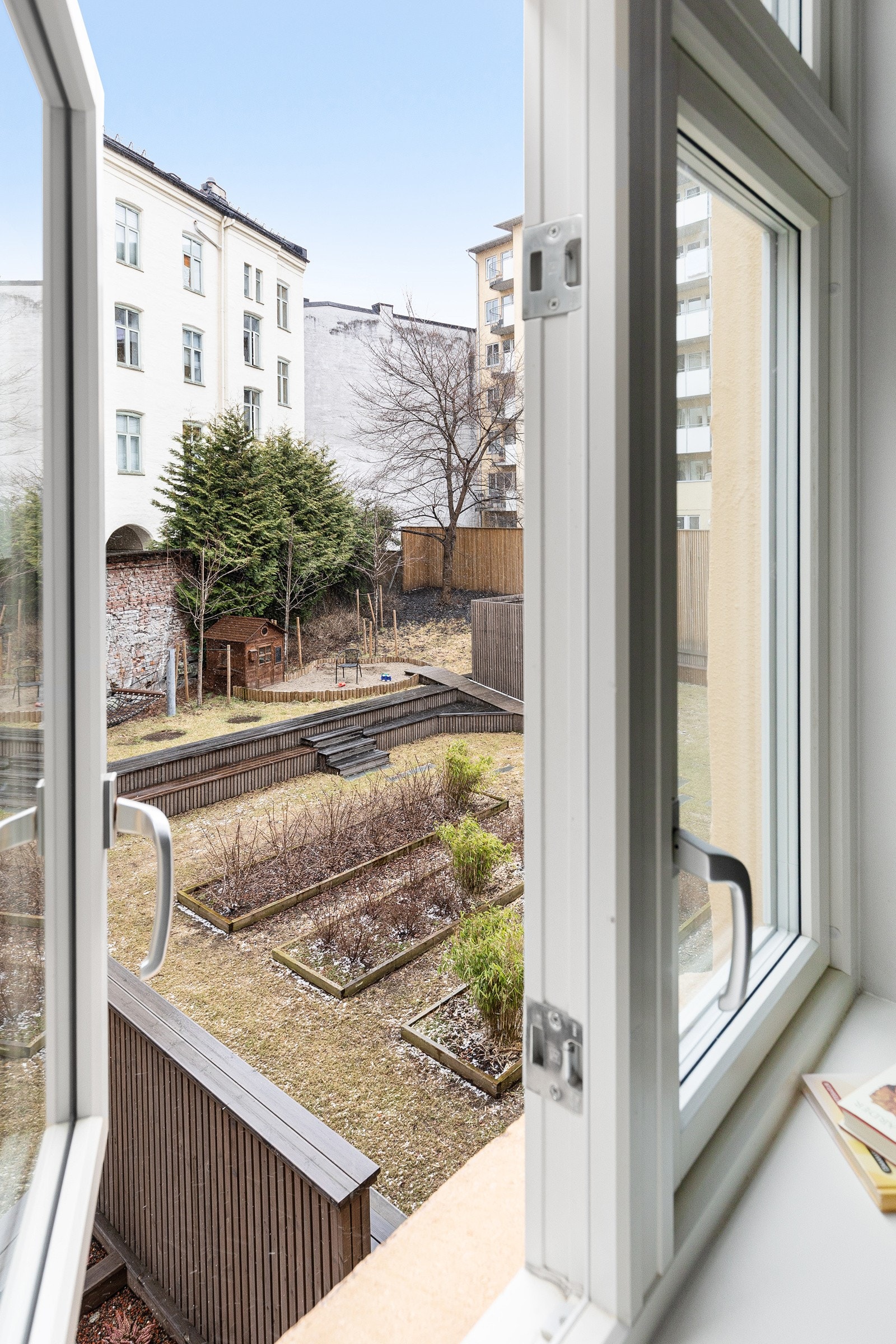 Hyggelig utsikt mot pent gårdsrom. Galleribilde