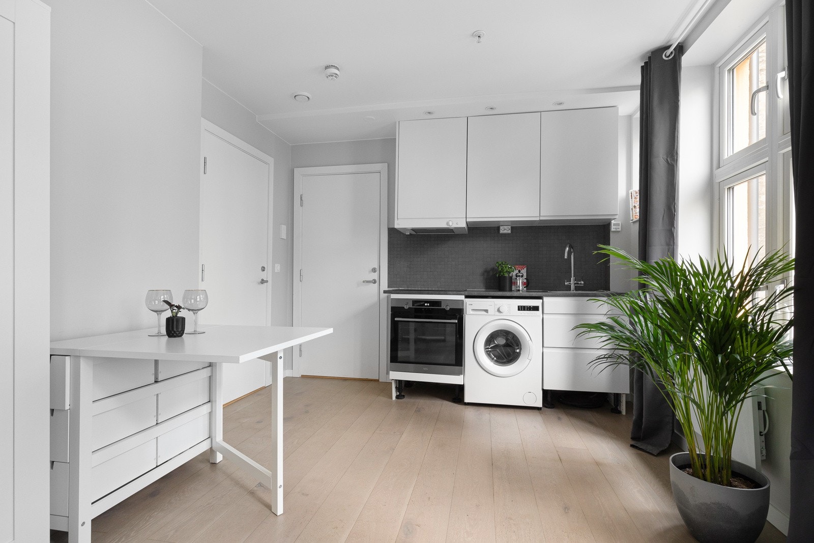 Kjøkkenet ble levert med integrert oppvaskmaskin og sokkellist. Integrert oppvaskmaskin ble byttet ut med vaskemaskin. Integrert oppvaskmaskin og sokkellist ligger i boden og vil medfølge. Galleribilde