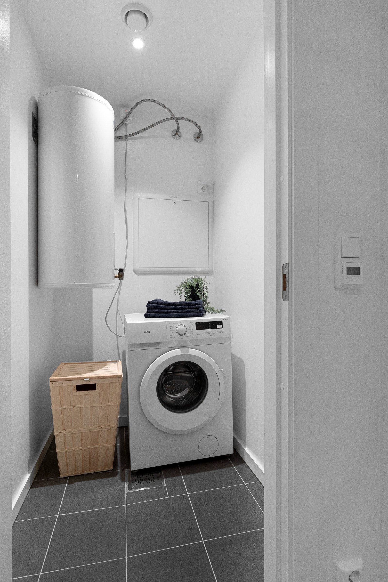 Separat vaskerom med opplegg for vaskemaskin og tørketrommel. Galleribilde