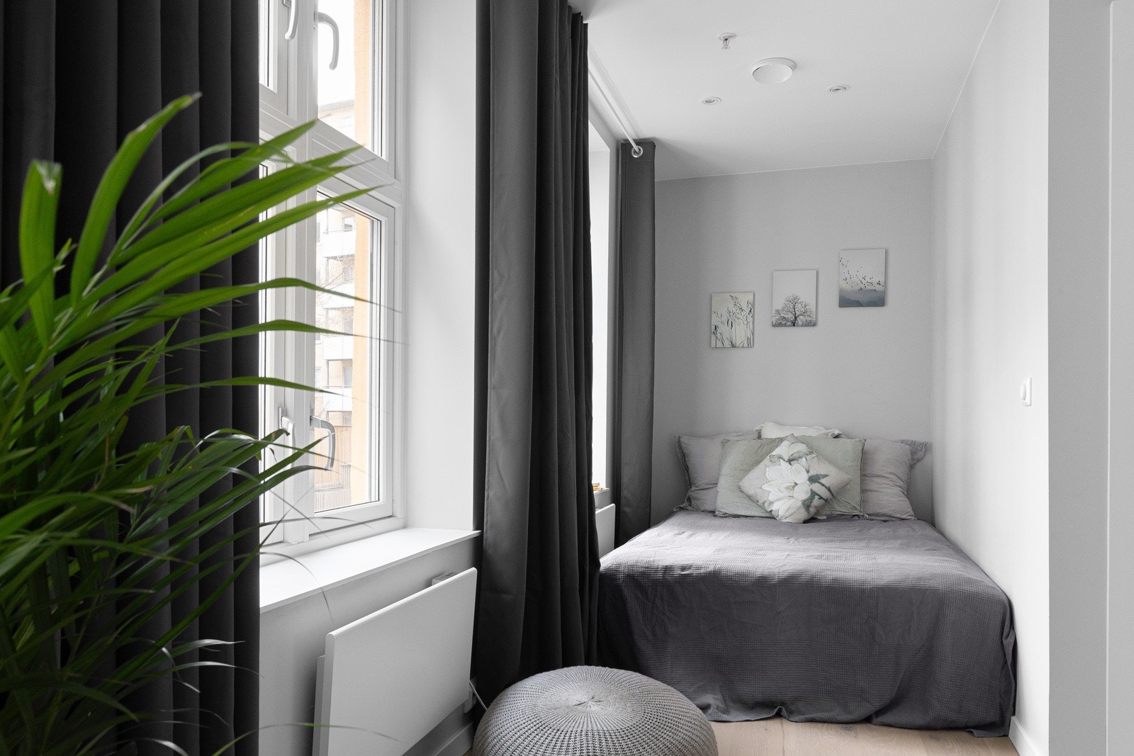 Egen inngang til pent oppholdsrom med plass til å innrede med forskjellig møblement som seng, sofaseksjon og spiseplass. Galleribilde