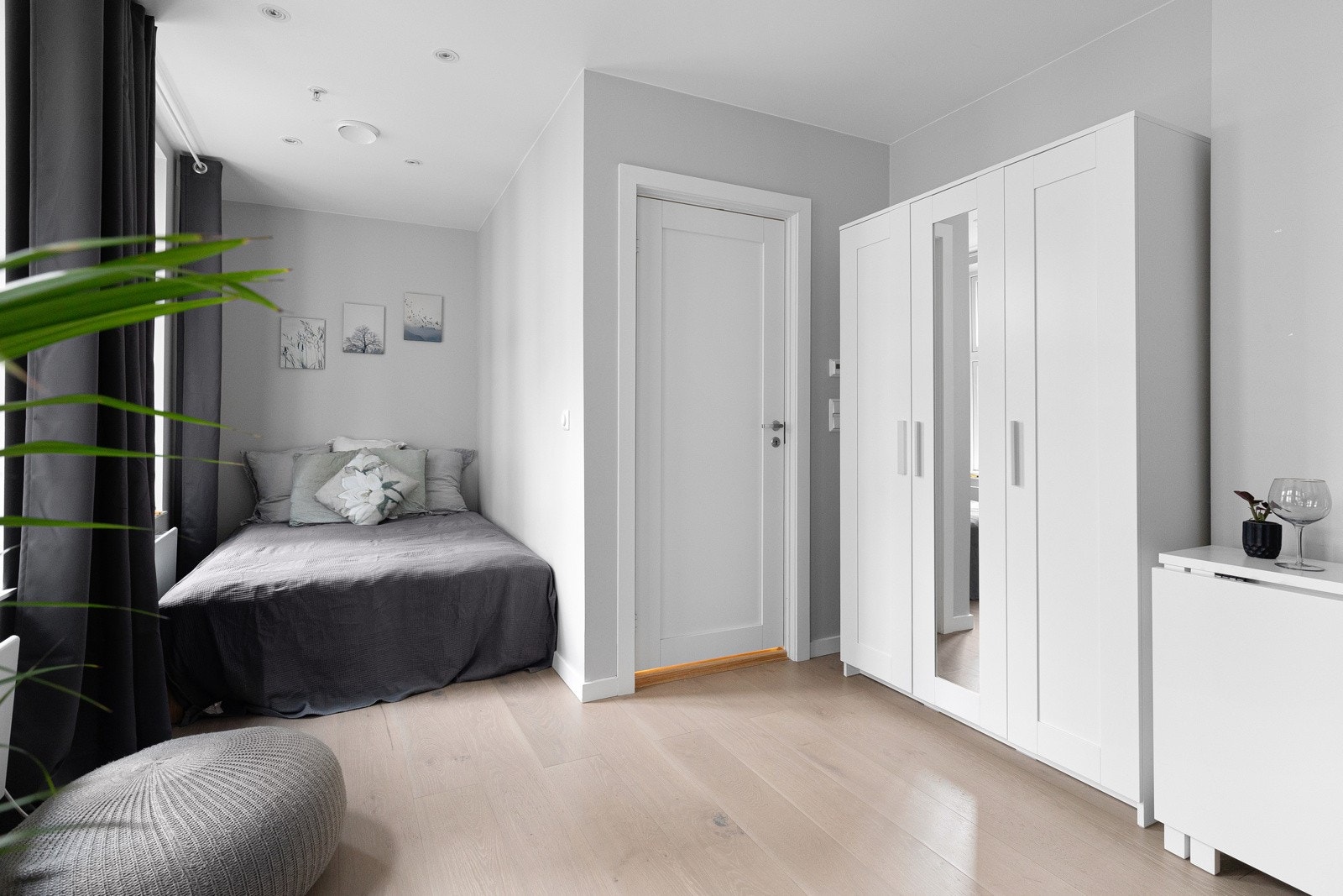 Dette er perfekt å leie ut eller benytte som masterbedroom med tilknyttet baderom. Galleribilde