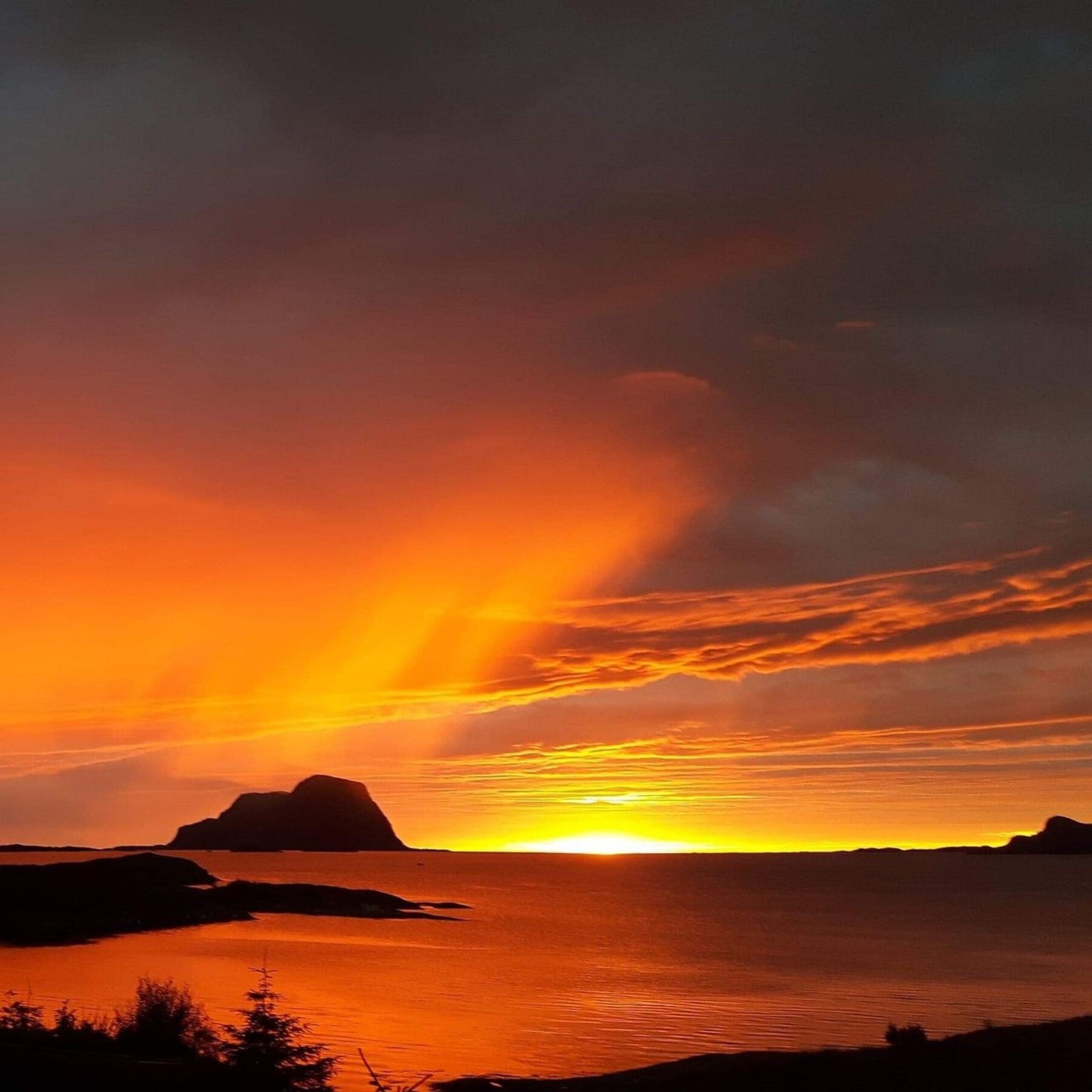 Solnedgang fra kystfortet med Alden fjellet i vest Galleribilde