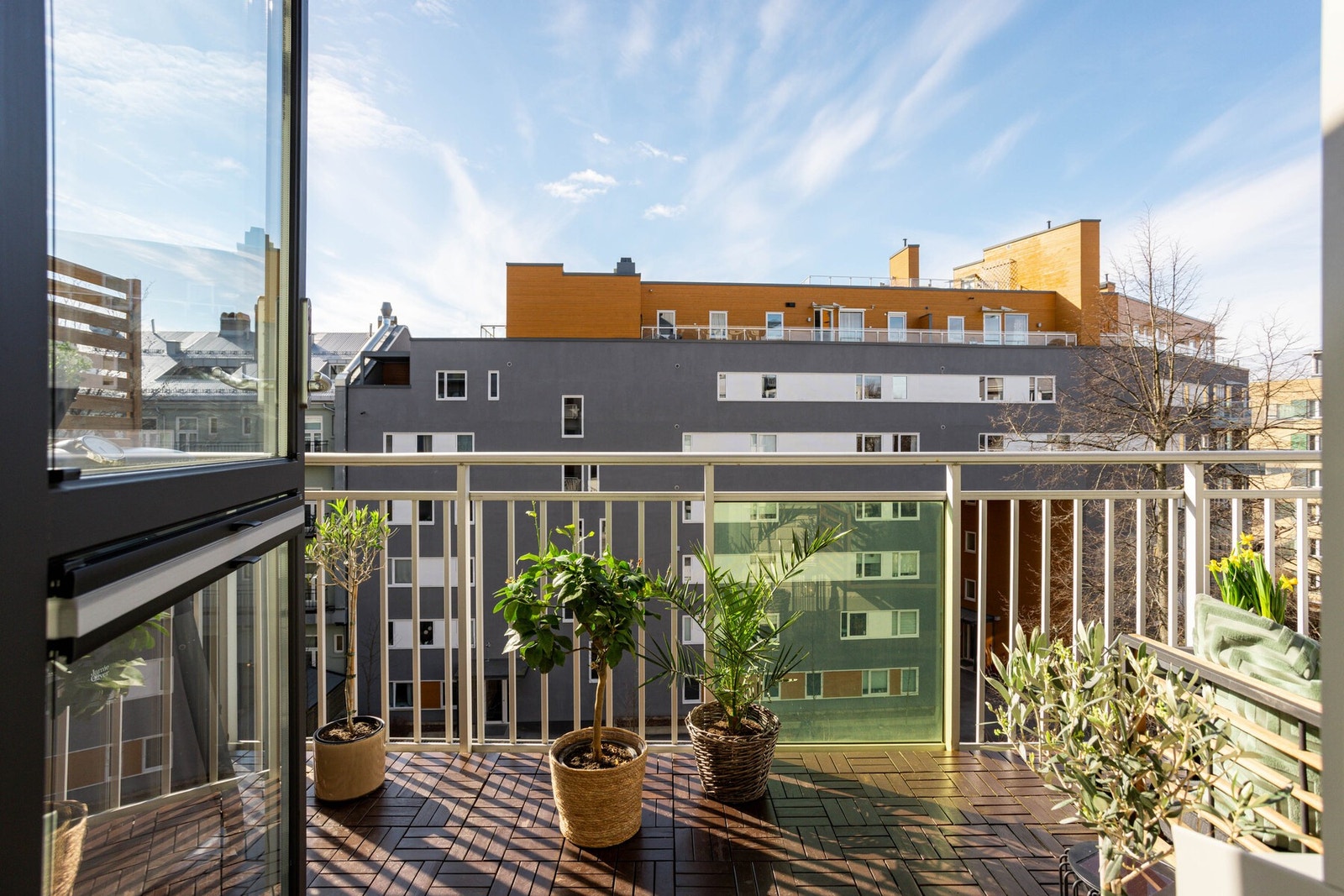 Leiligheten ligger i 3. etasje med en sydvendt balkong med svært gode solforhold. Galleribilde