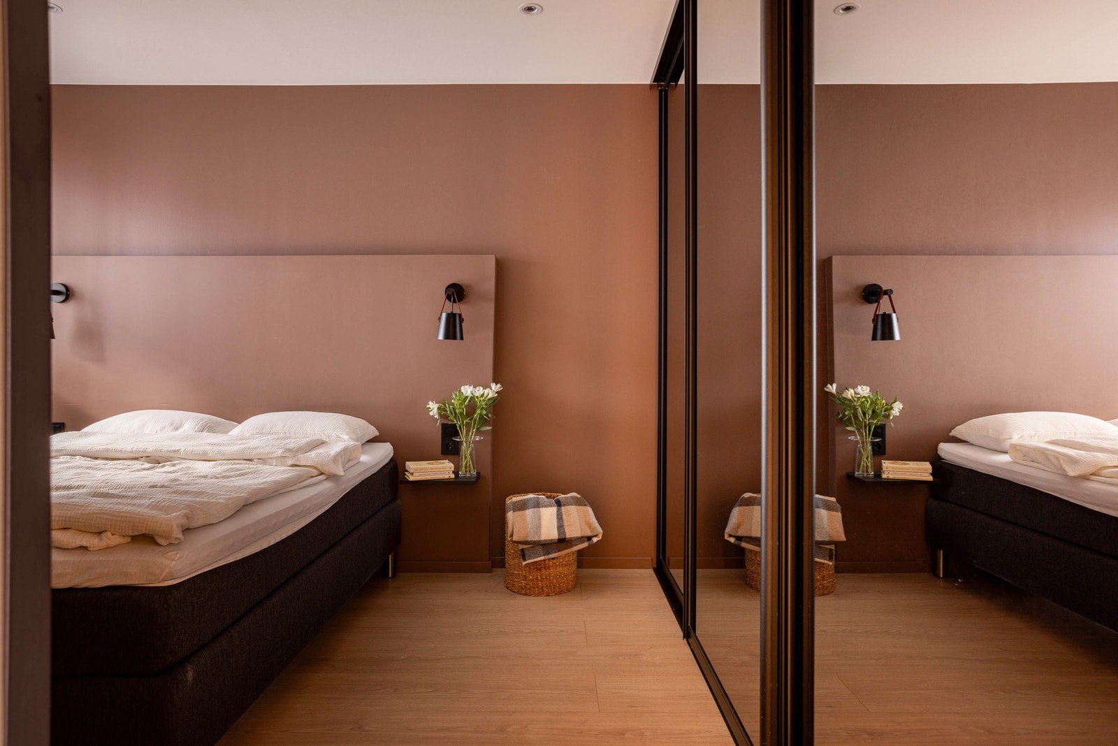 Leilighetens hovedsoverom er malt i en lun og behagelig farge. Galleribilde