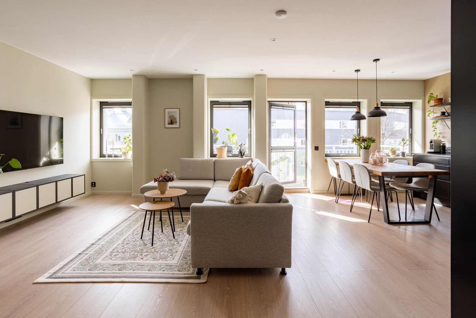 I 2019 ble boligen vesentlig oppusset med en moderne og stilren finish. Oppholdsrommet er nymalt i lys og tidsriktig farge. Galleribilde