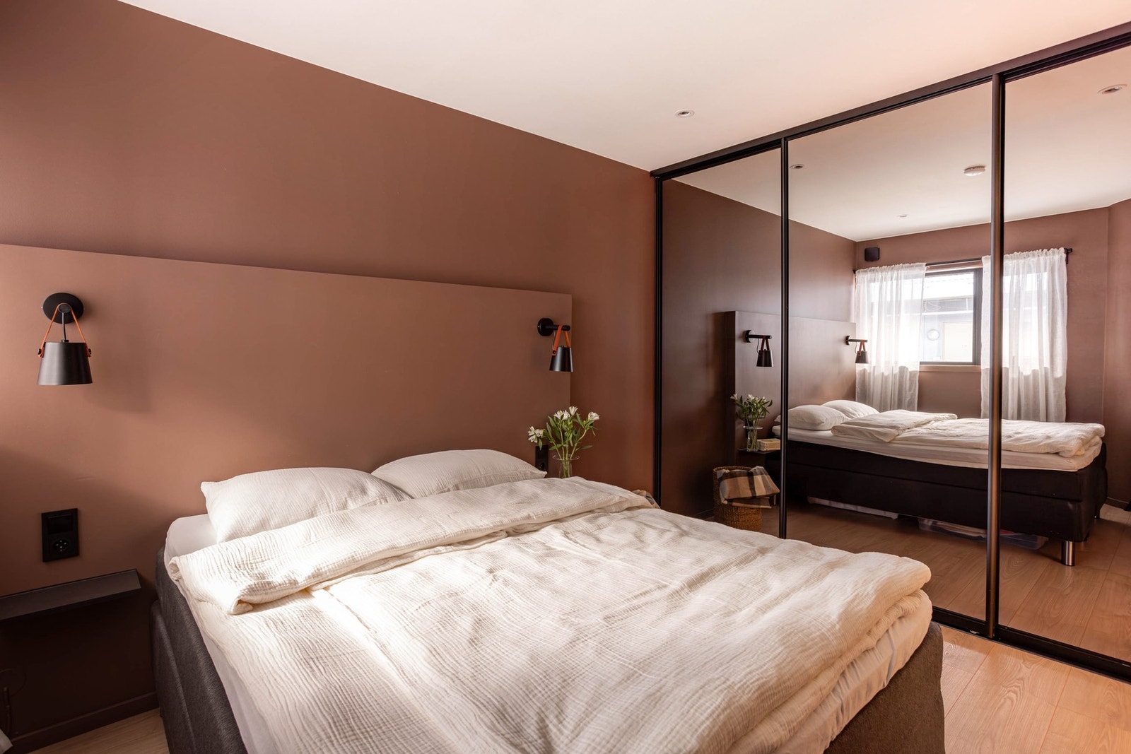 Den romslige skyvedørsgarderoben gir mer enn nok lagringsplass. Galleribilde