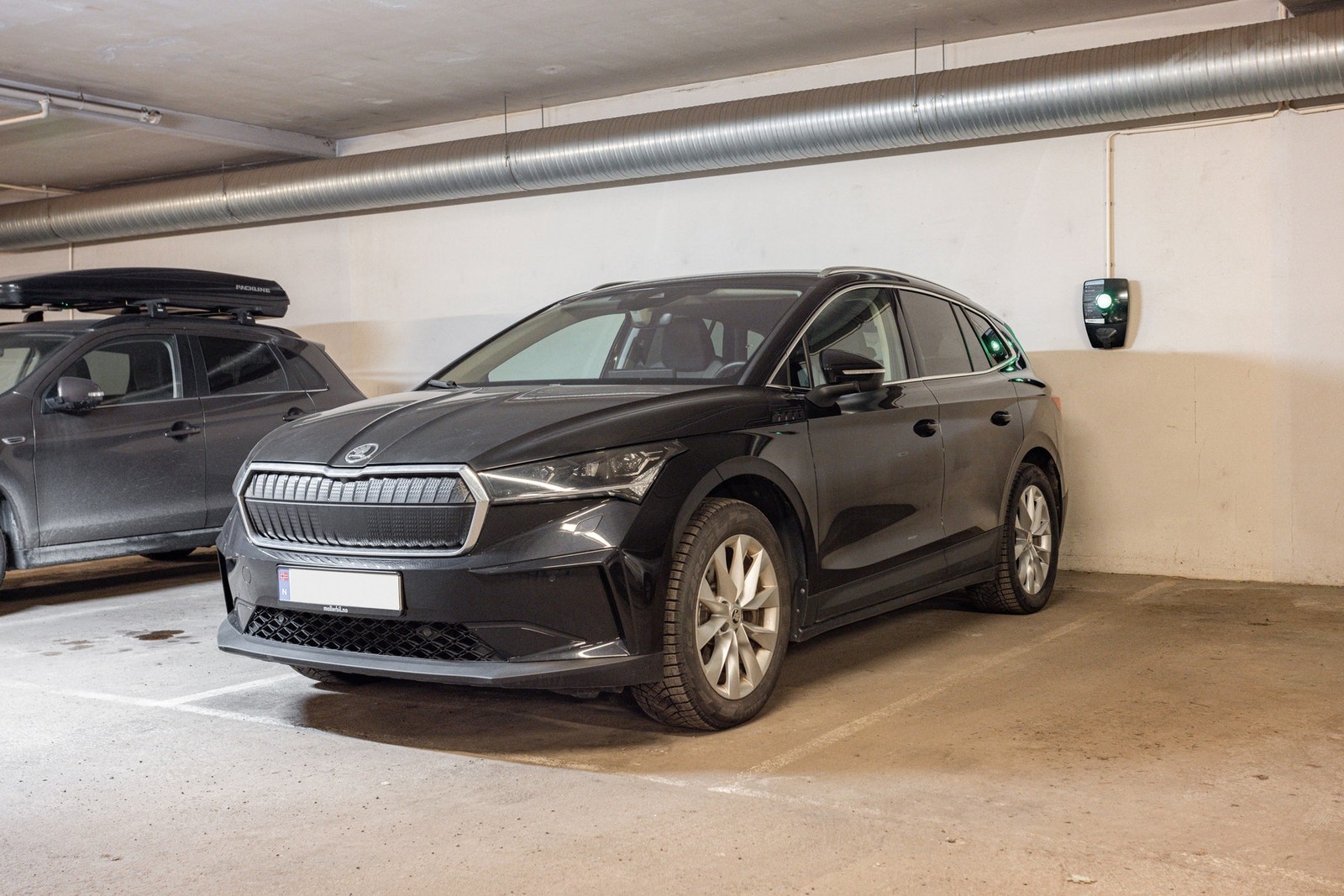 Parkeringsplass nr. 18 i oppvarmet garasjeanlegg med heisadkomst medfølger salget. Lader for elbil er montert på parkeringsplassen. Galleribilde