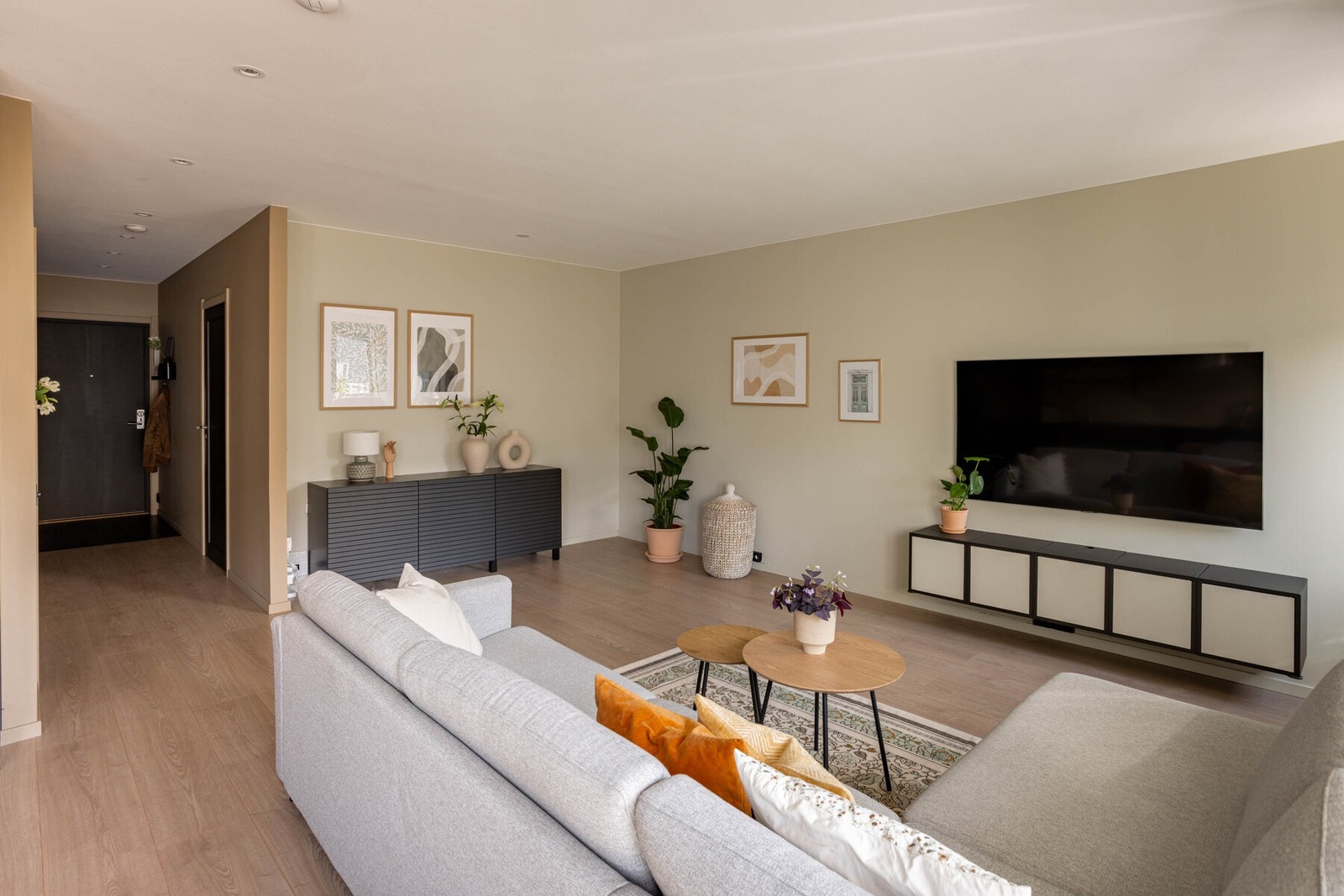 Leiligheten har store rom som åpner opp for ulike bruks- og møbleringsmuligheter. Galleribilde