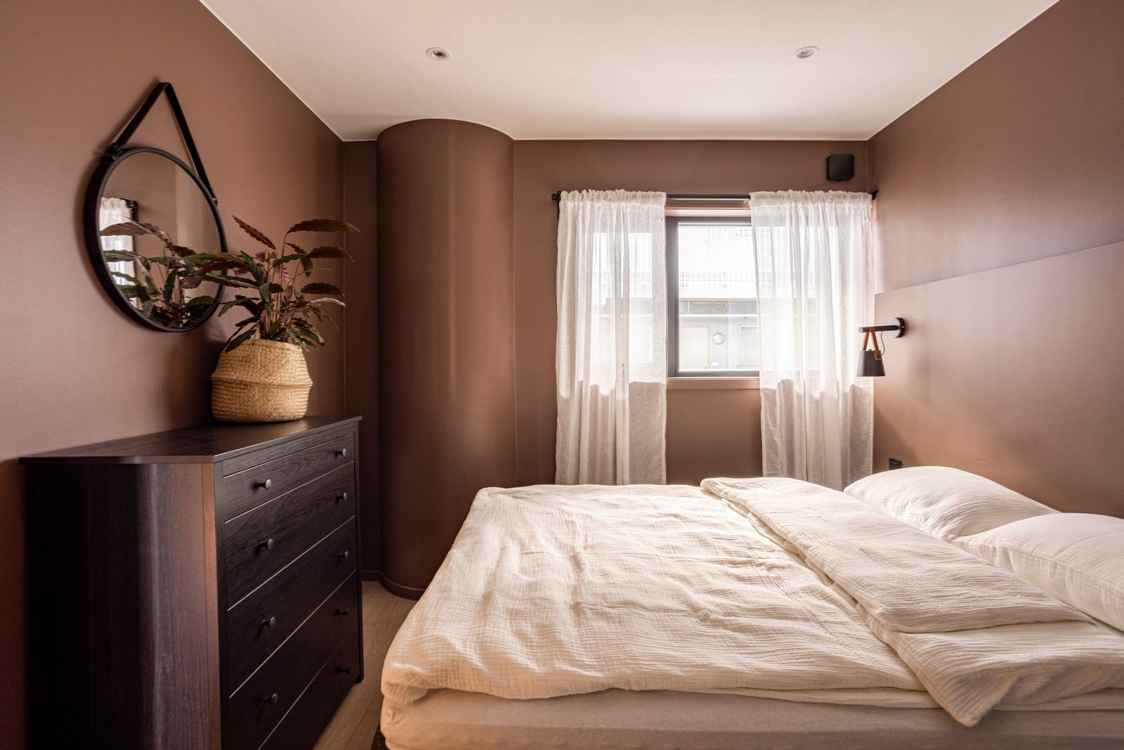 Soverommet vender inn mot rolig gårdsrom og svalgang. Galleribilde