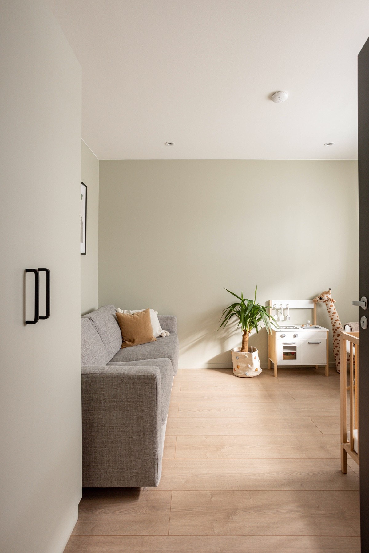 Garderobeskapet gir bra med lagring også på dette soverommet. Galleribilde