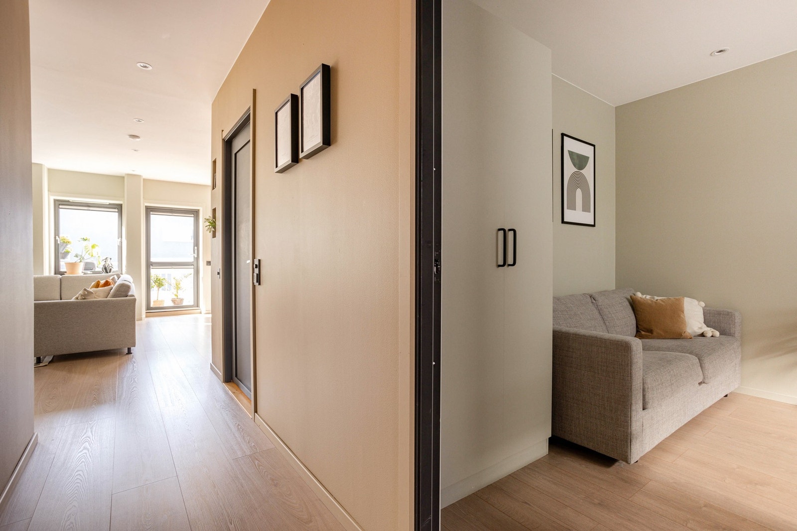 Leiligheten har en gjennomgående planløsning med vinduer på begge kanter som gir gode lysforhold. Galleribilde