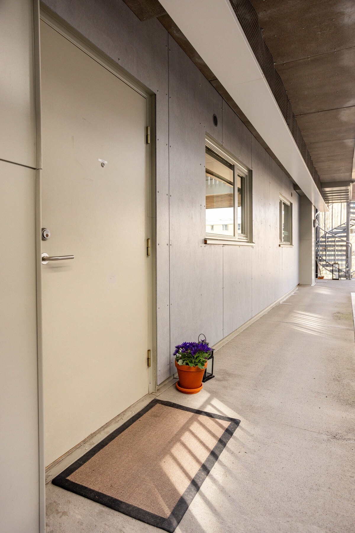 Inngangsparti fra svalgang. Galleribilde