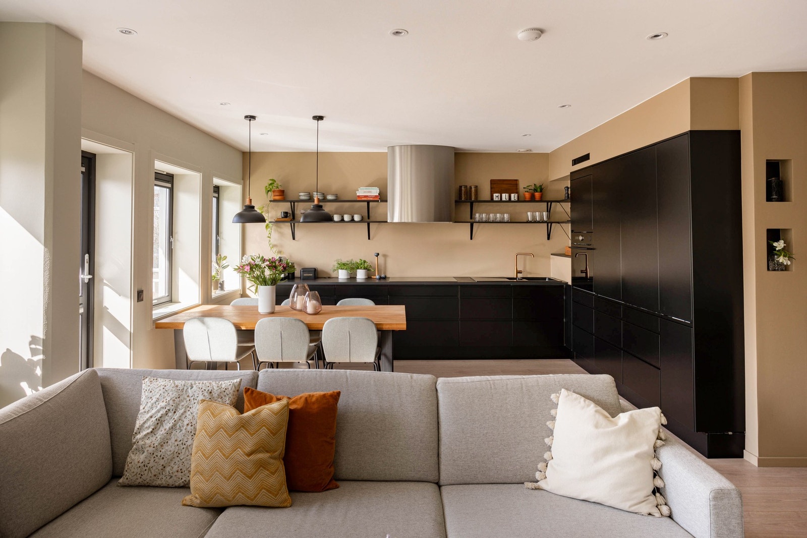 Den åpne løsningen mellom stuen og kjøkkenet er både sosial og praktisk. Galleribilde