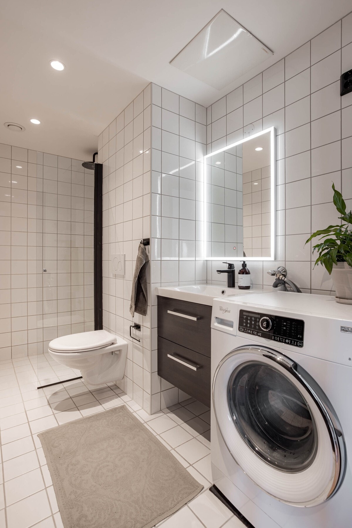 Badet har opplegg for vaskemaskin, det er avtrekk i himling og varmekabler på gulvet. Galleribilde