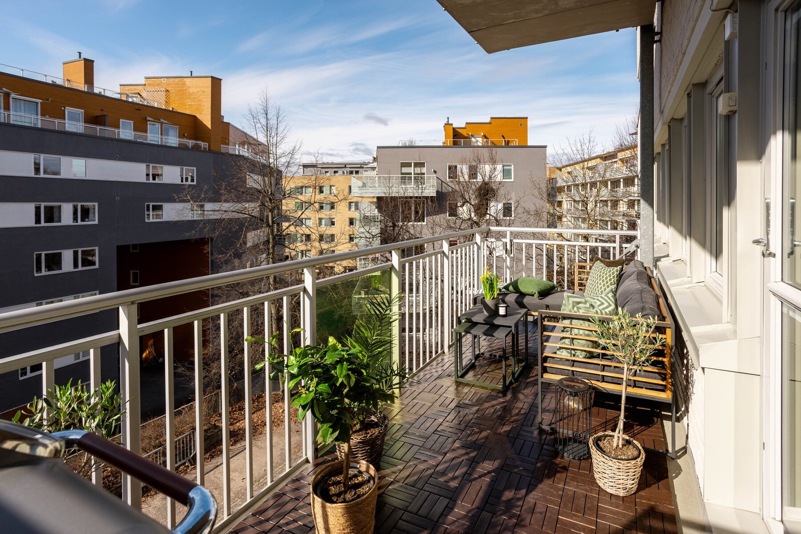 Fra oppholdsrommet er det utgang til den flotte balkongen på 9 kvm. Galleribilde