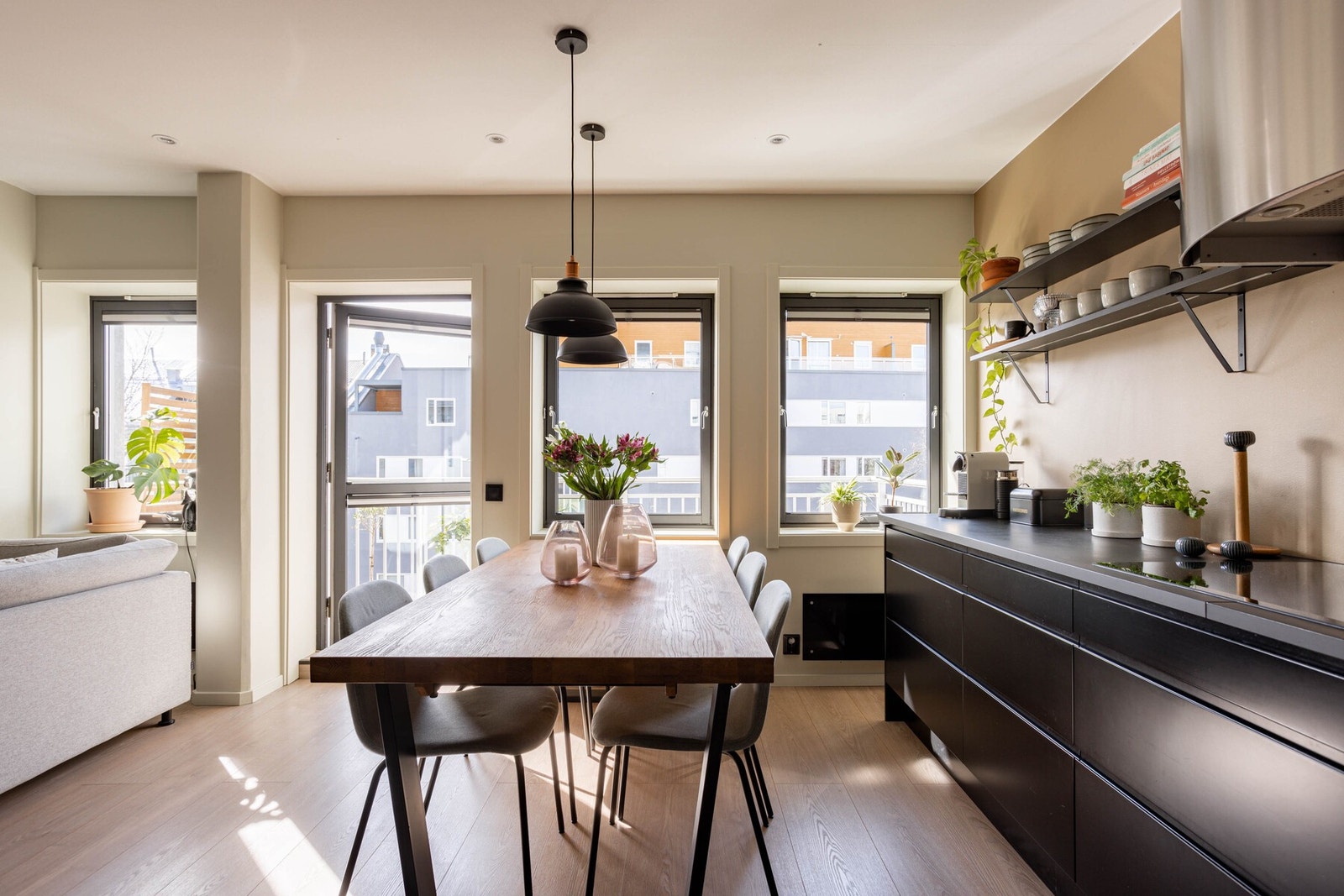 Velkommen til Sandakerveien 74A og denne gjennomførte og tiltalende leiligheten med både trappefri adkomst med heis og garasjeplass i kjeller. Galleribilde