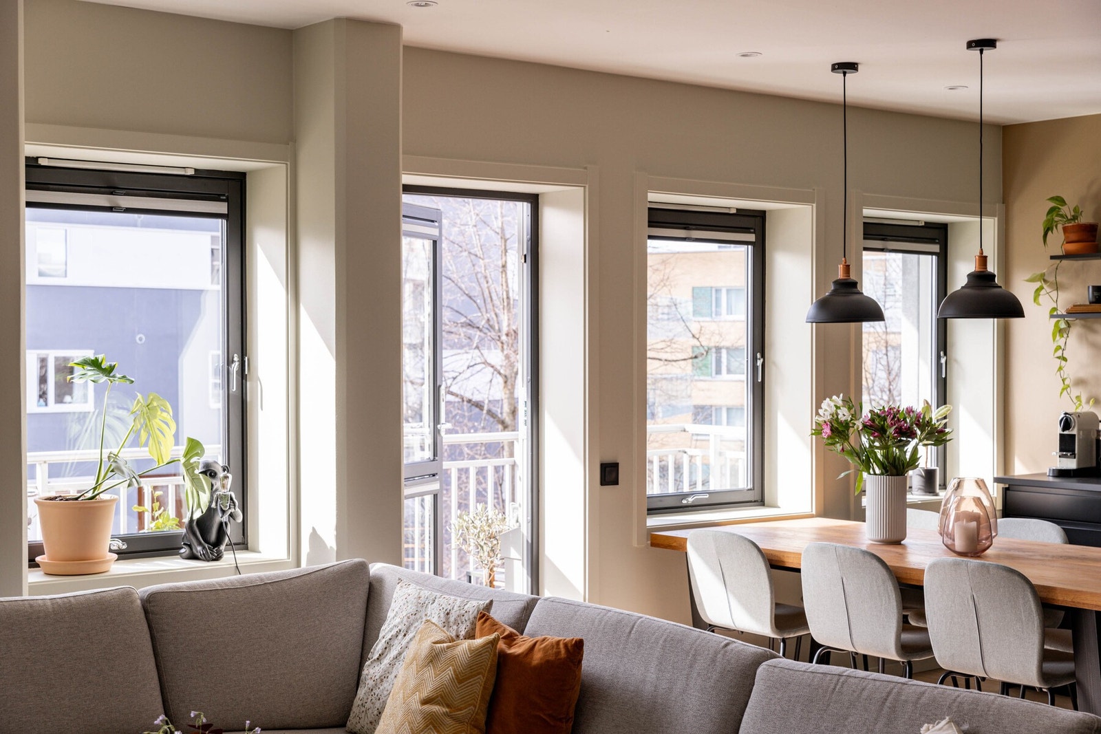 Legg merke til vinduene på rad og rekke som slipper lyset inn. Galleribilde