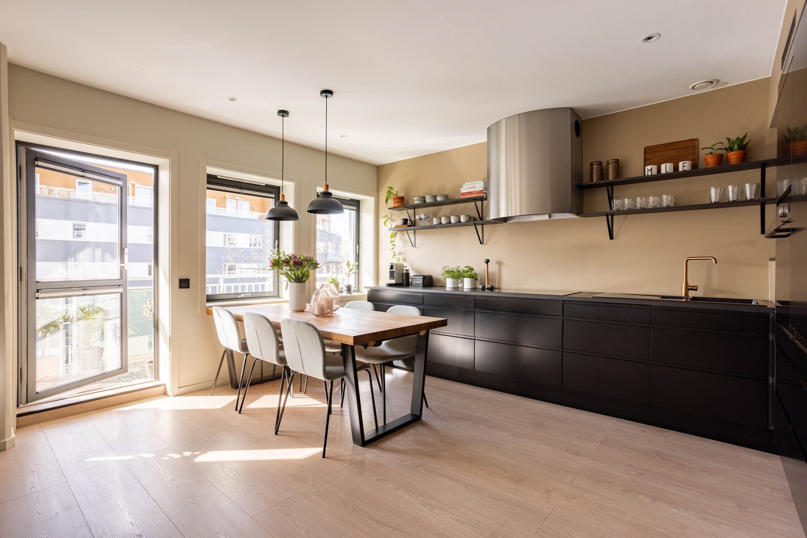 Moderne og stilrent kjøkken fra 2019 med god plass til stor spiseplass. Galleribilde