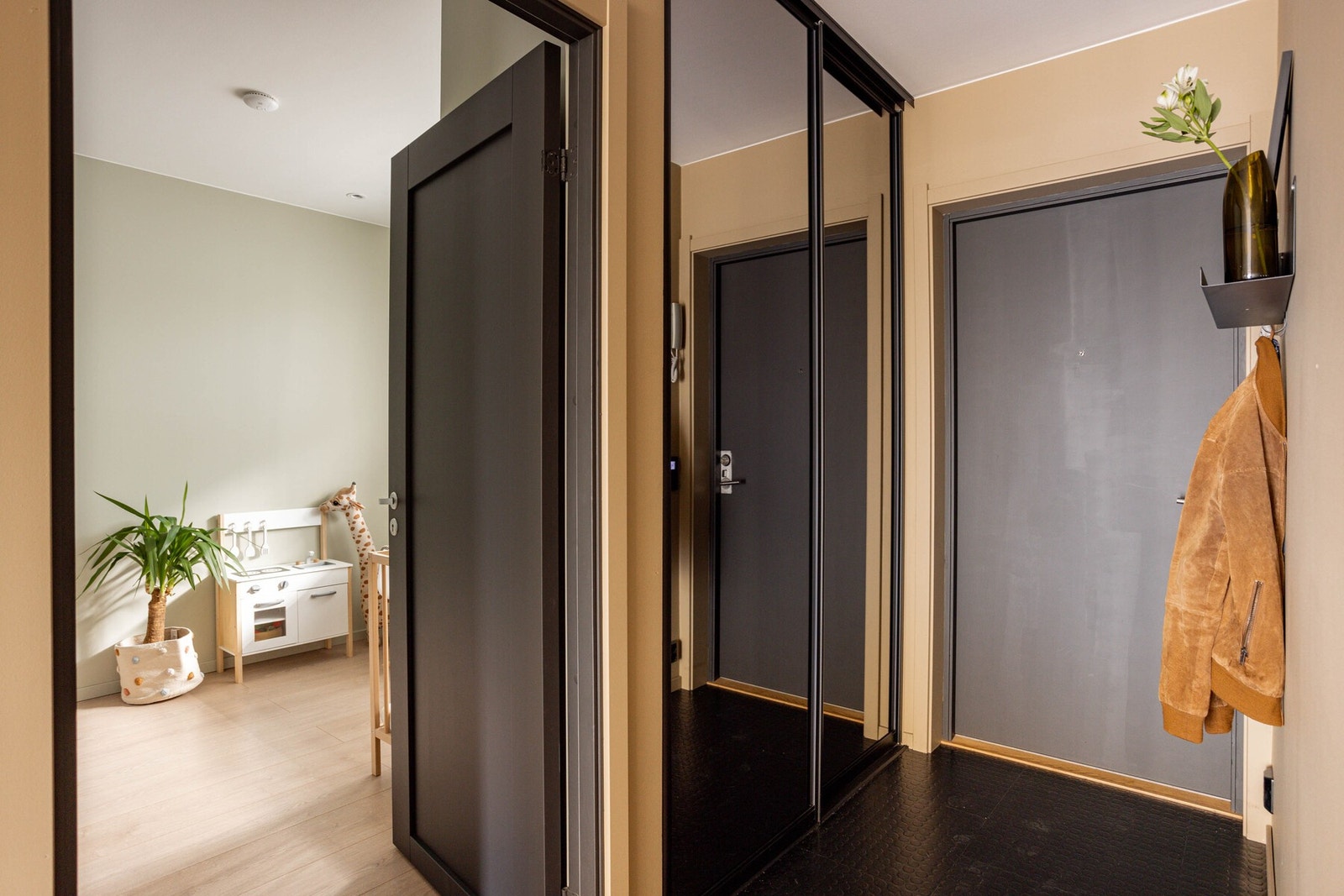 Leiligheten disponerer en bod i kjeller ( 5 kvm)for ekstra lagringsplass. det er direkte adkomst til Bod-området med heisen. Galleribilde