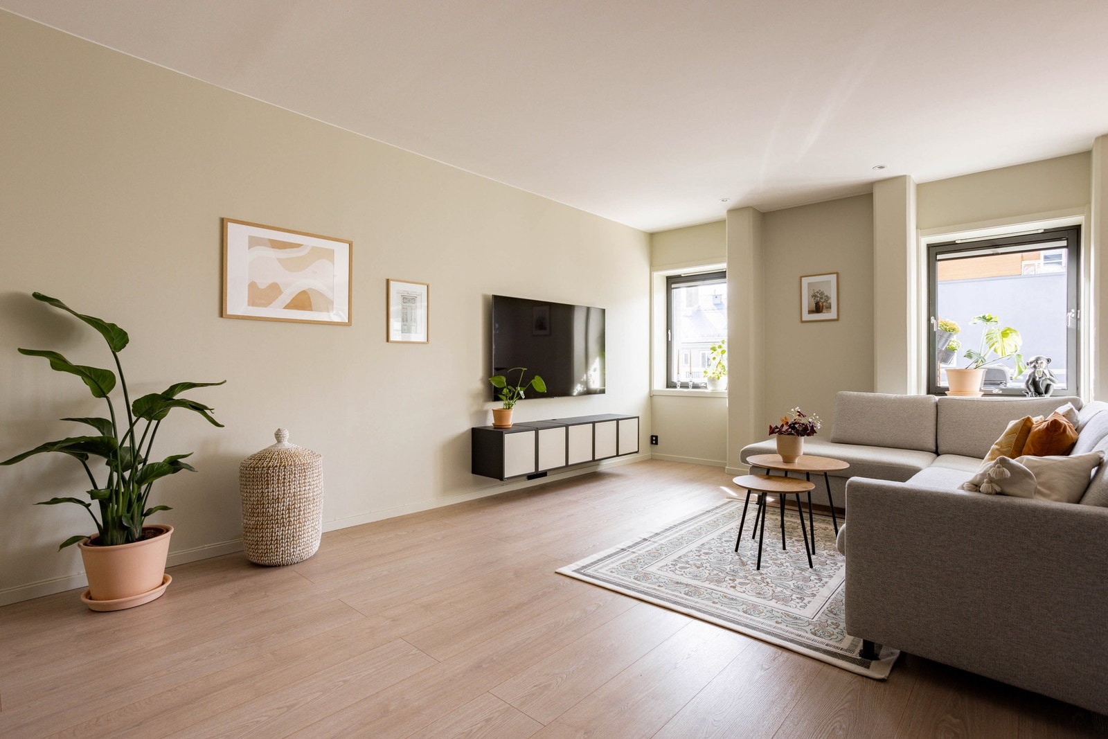 Stuen er romslig og kan enkelt møbleres med både sittegruppe og spiseplass. Galleribilde