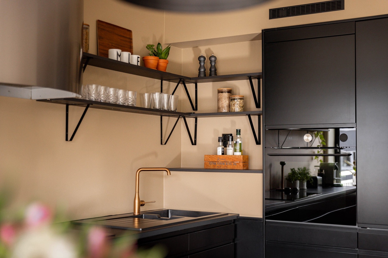 De åpne hyllene er både praktiske og et dekorativt element på kjøkkenet. Galleribilde