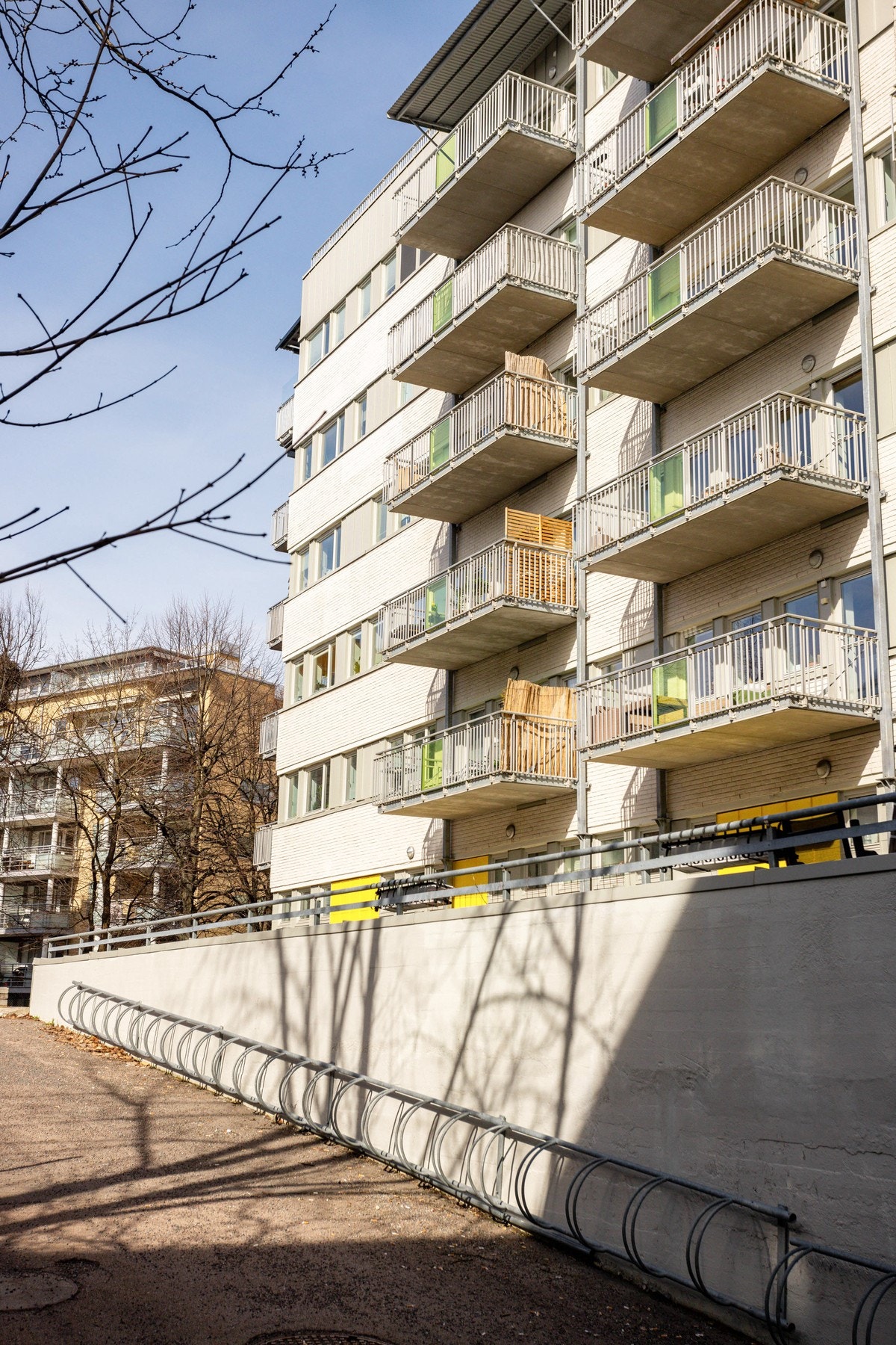 Leiligheten ligger på vestsiden av bygget med koselig utsyn mot beplantning og bebyggelse. Galleribilde