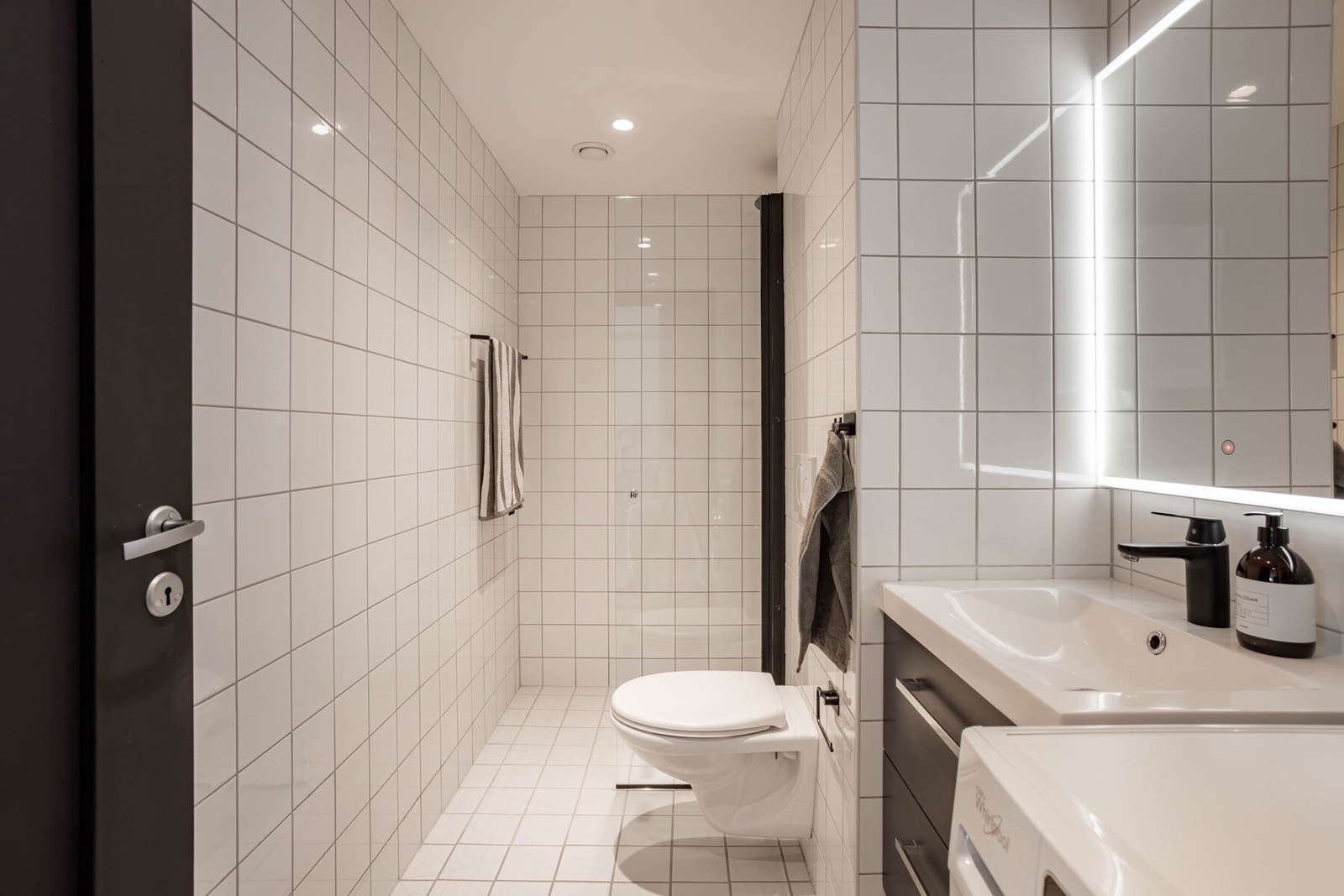 Pent baderom fra byggeår 2008, som igjen ble oppgradert i 2019. Galleribilde