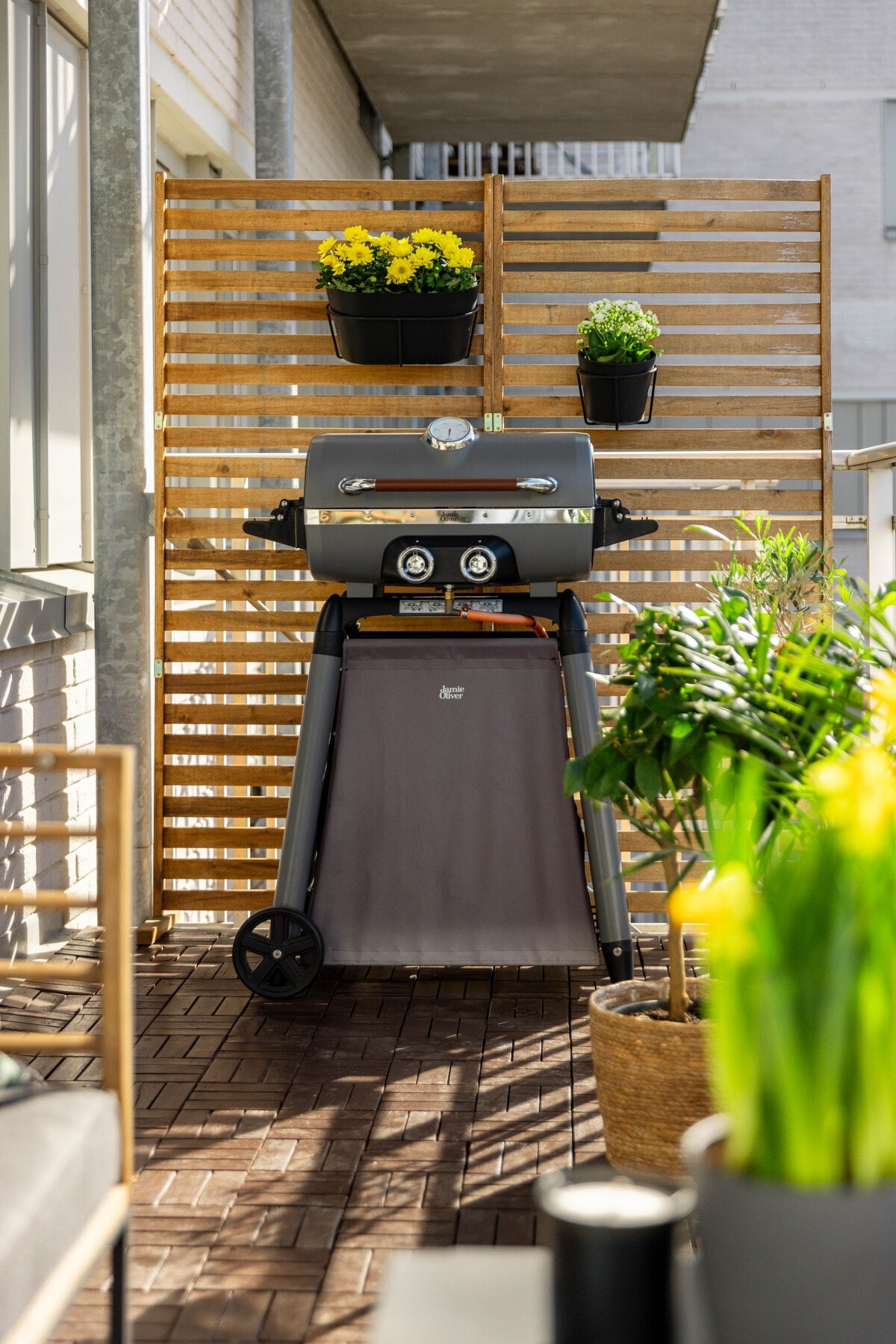 I følge selgere har man om sommeren solen fra ca. kl 11.00-21.00. Gass- og elektrisk grill er tillatt. Galleribilde