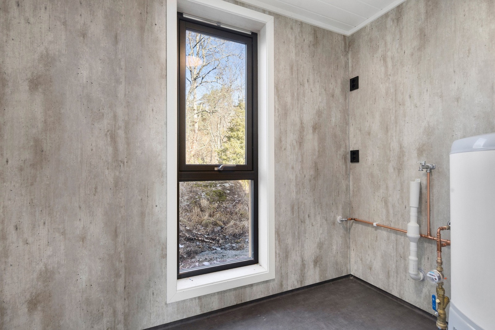 Teknisk rom med opplegg for vaskemaskin. Galleribilde
