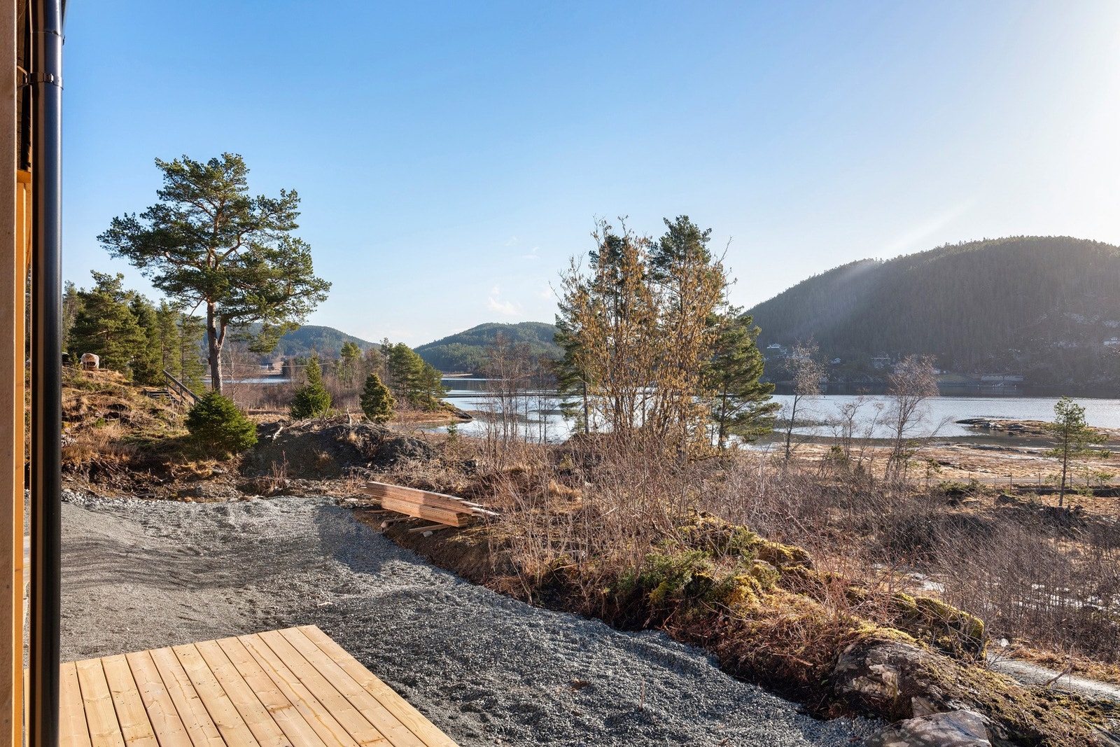 Fra stuen har du direkte utgang til en herlig terrasse som tilbyr gode solforhold og vakker utsikt ned mot vannet. Galleribilde
