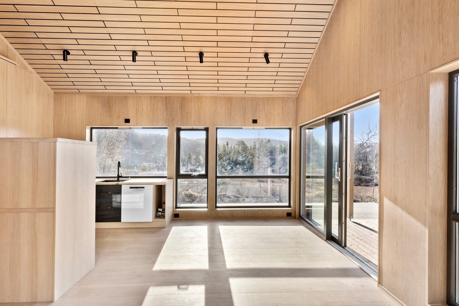 Her kan du invitere familie og venner til både hverdag og fest med god plass til stort spisebord med naturlig plassering ved kjøkken. Galleribilde
