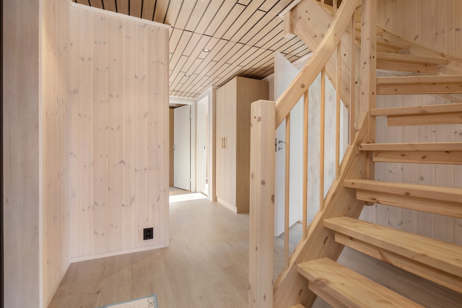 Trapp som leder opp til boligens hems. Galleribilde