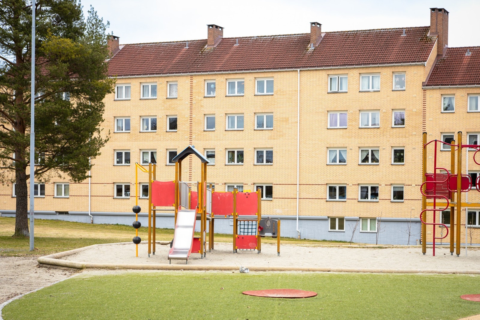 Borettslagets fellestomt er flott opparbeidet med gressplener, variert vegetasjon, sittegrupper og lekeapparater. Galleribilde