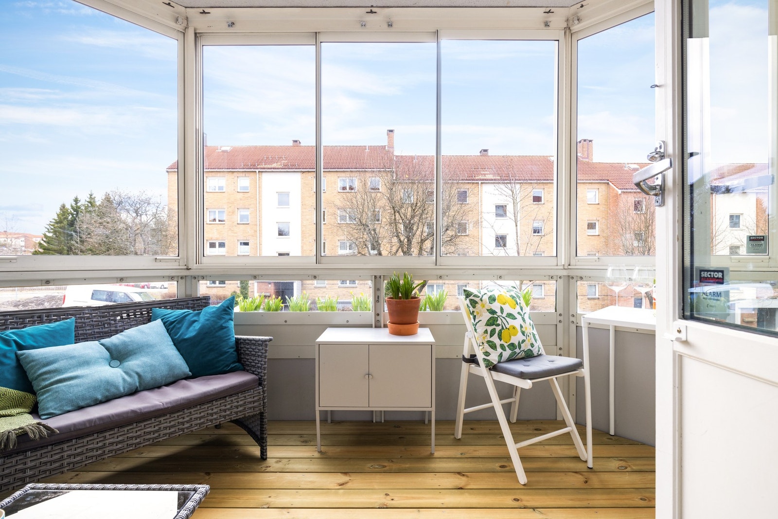 Stor og hyggelig balkong på ca. 8 kvm med fin plass til utemøblement, grill og beplantning. Galleribilde