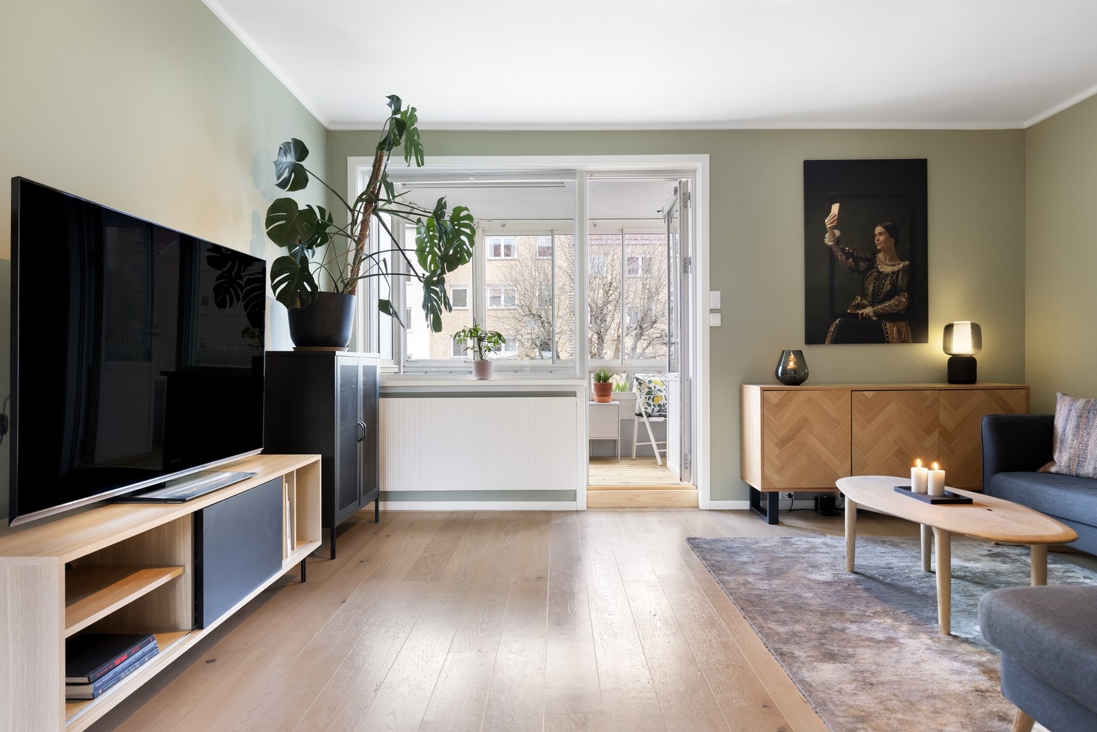 Lys og innbydende stue med store vindusflater. Galleribilde