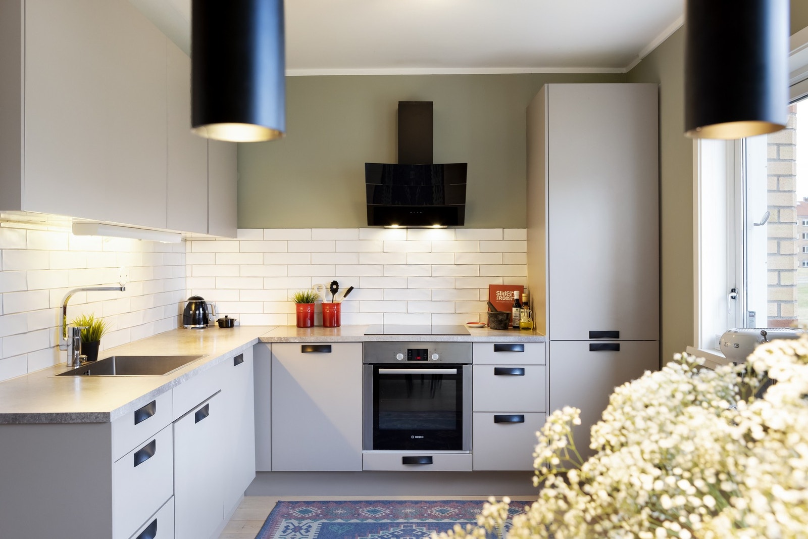 Lekker kjøkkeninnredning fra 2016 som er levert av Sigdal. Kjøkkenet er godt utnyttet og det er rikelig med både skap- og benkeplass. Galleribilde