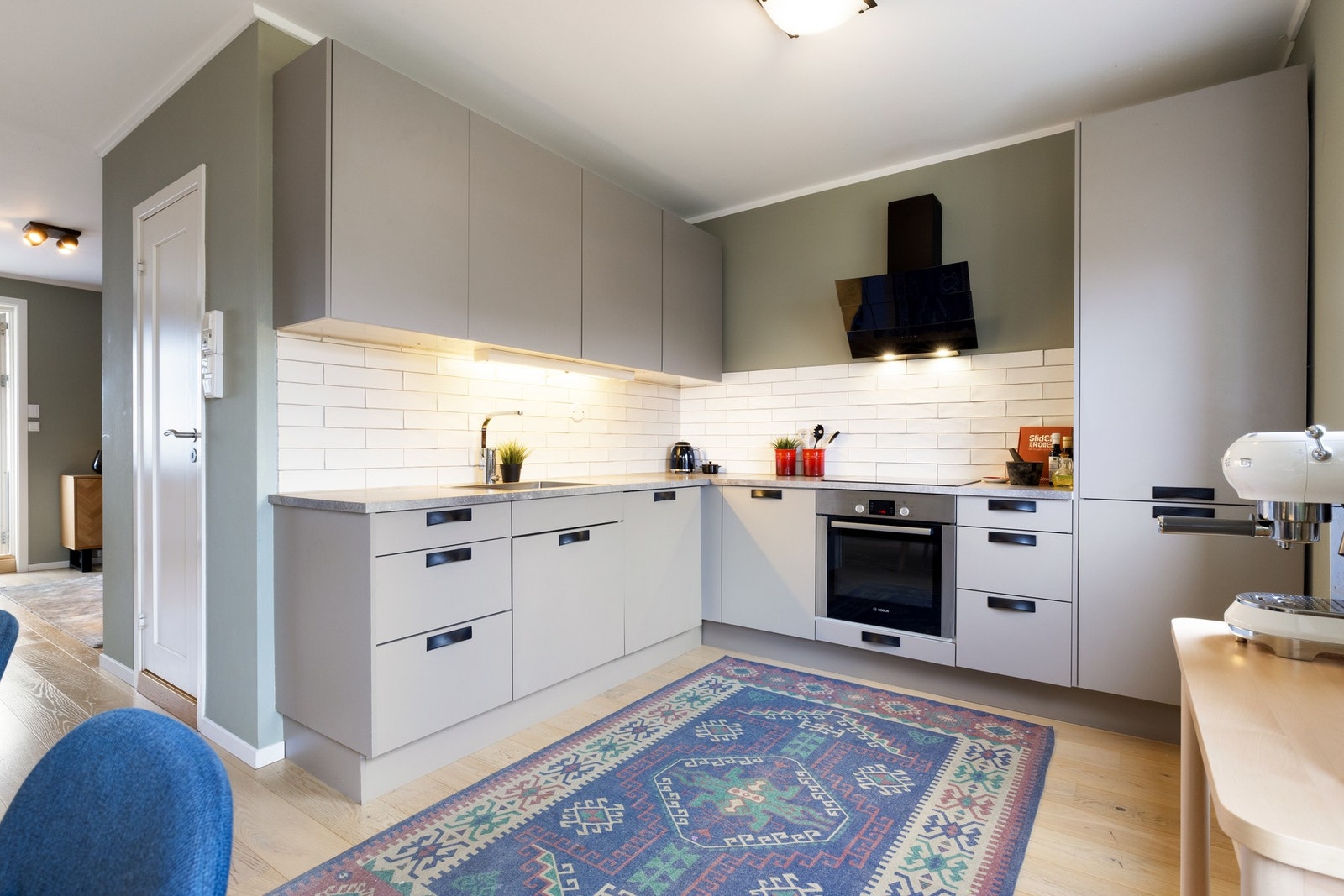 Innredningen har fabrikklakkerte glatte fronter og laminat benkeplate med nedfelt oppvaskkum. Galleribilde