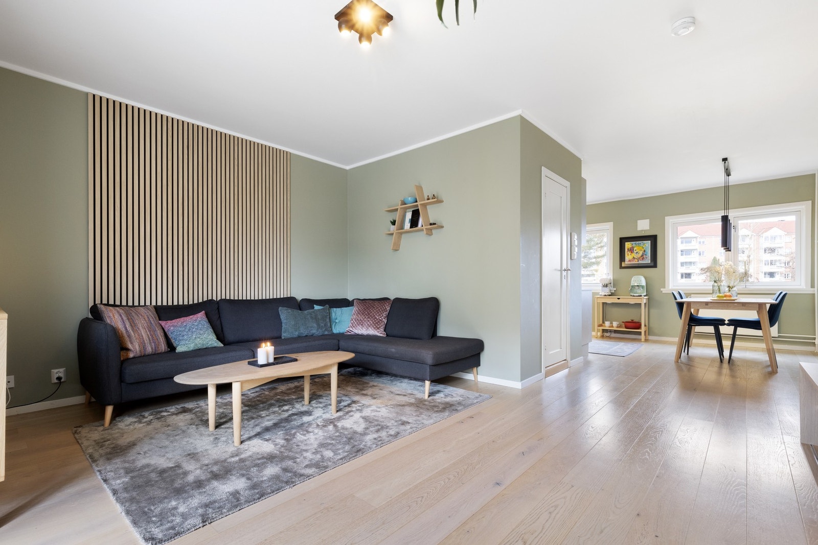 Stuen er i likhet med resten av leiligheten holdt i en moderne farge og med det flotte parkettgulvet som er gjennomgående i boligen. Galleribilde