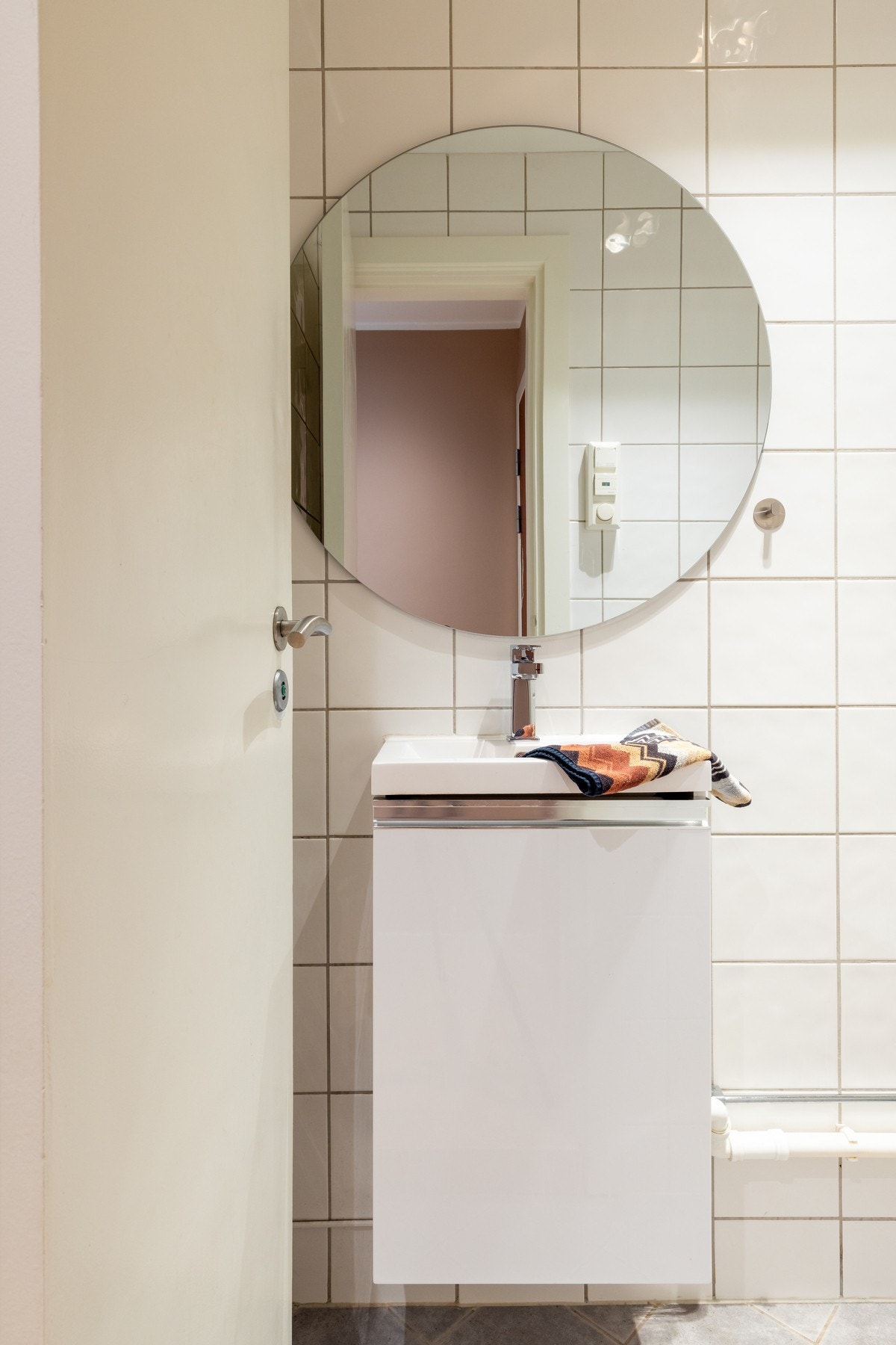 Praktisk, flislagt toalettrom som er utstyrt med wc og servantinnredning. Galleribilde
