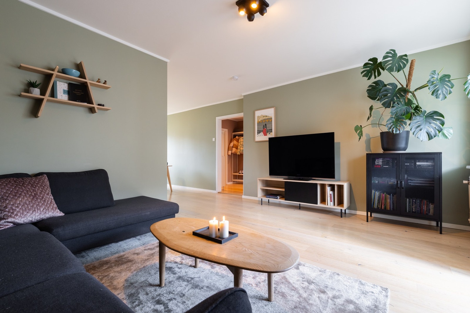I stuen er det god plass til sofagruppe, sofabord, TV-benk og annet ønskelig møblement. Galleribilde