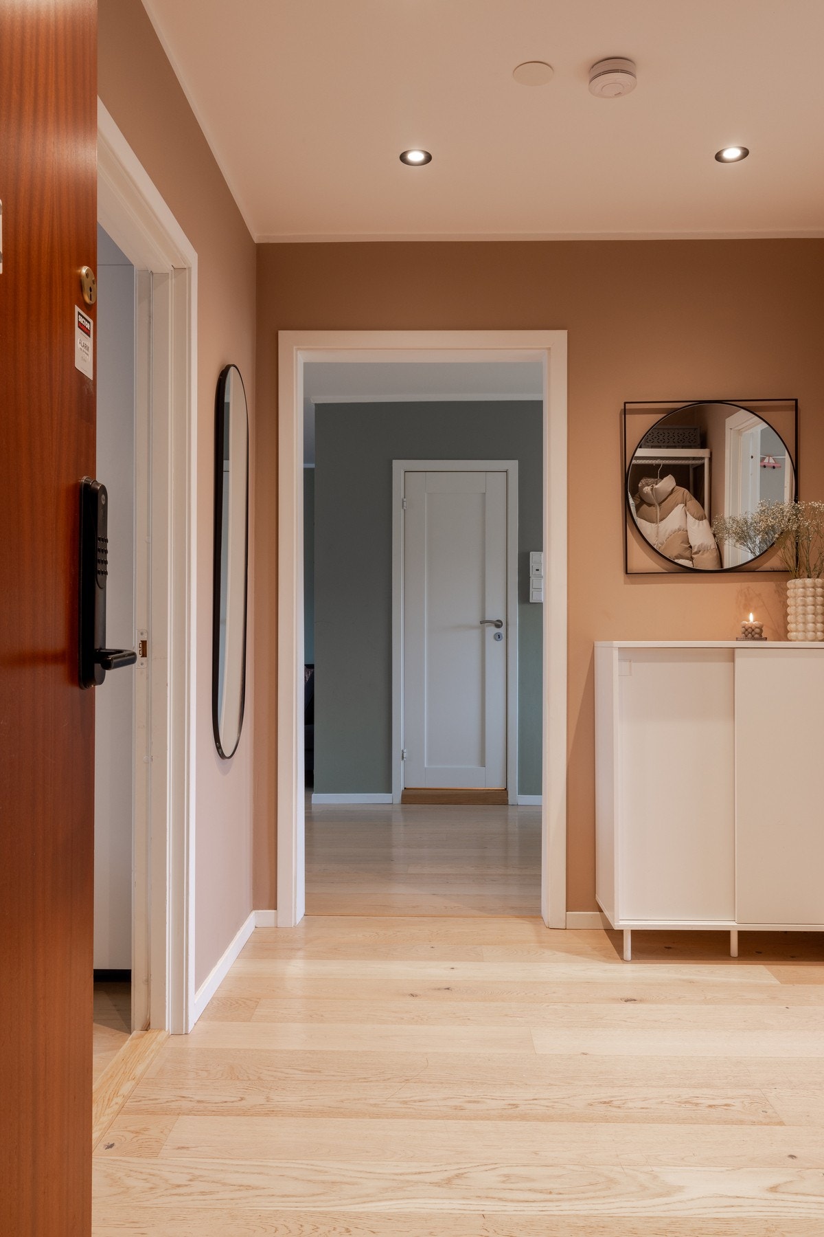 Velkommen inn i det som kan bli ditt/deres nye hjem! På inngangsdøren ble det i 2020 installert Yale Doorman. Galleribilde